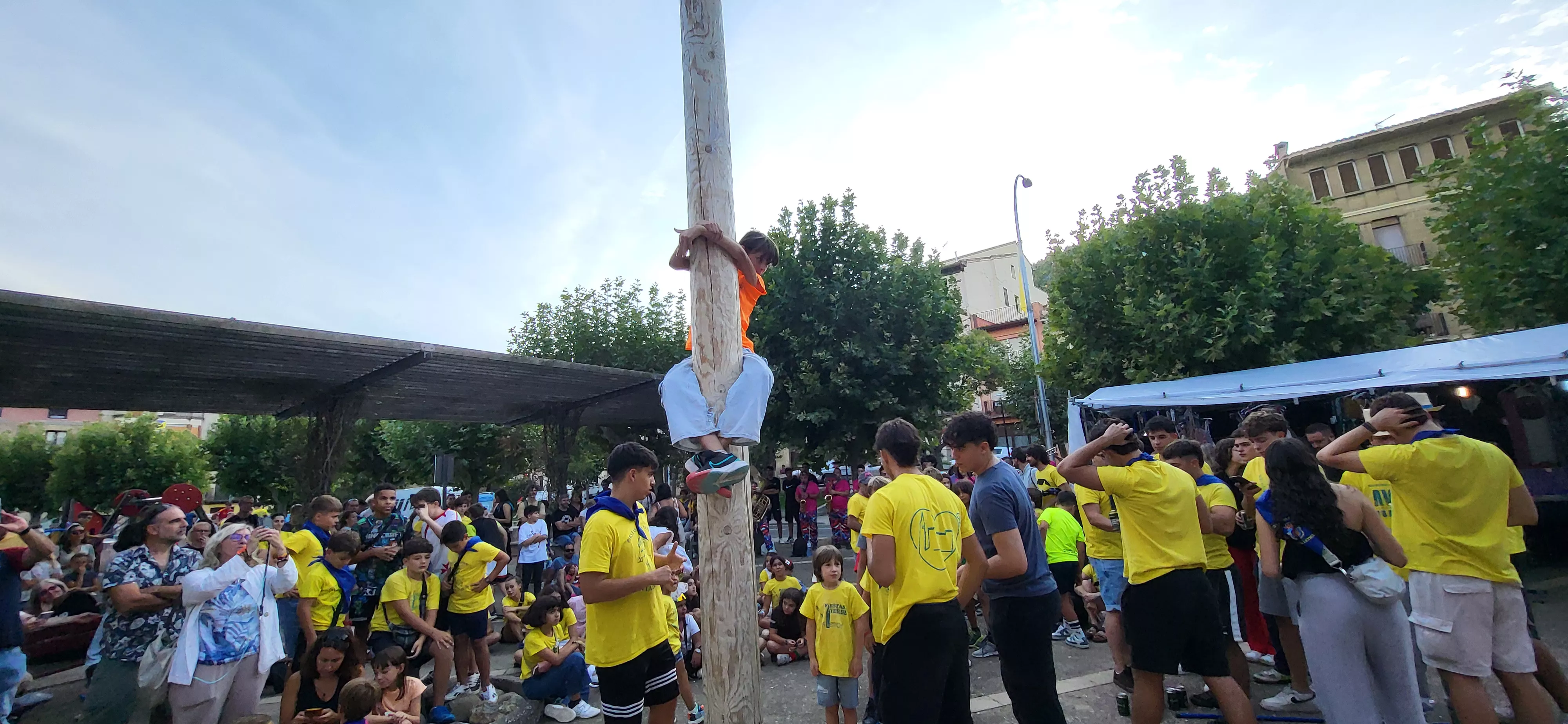 Madero enjabonado en las fiestas de Ayerbe. Foto Mercedes Manterola