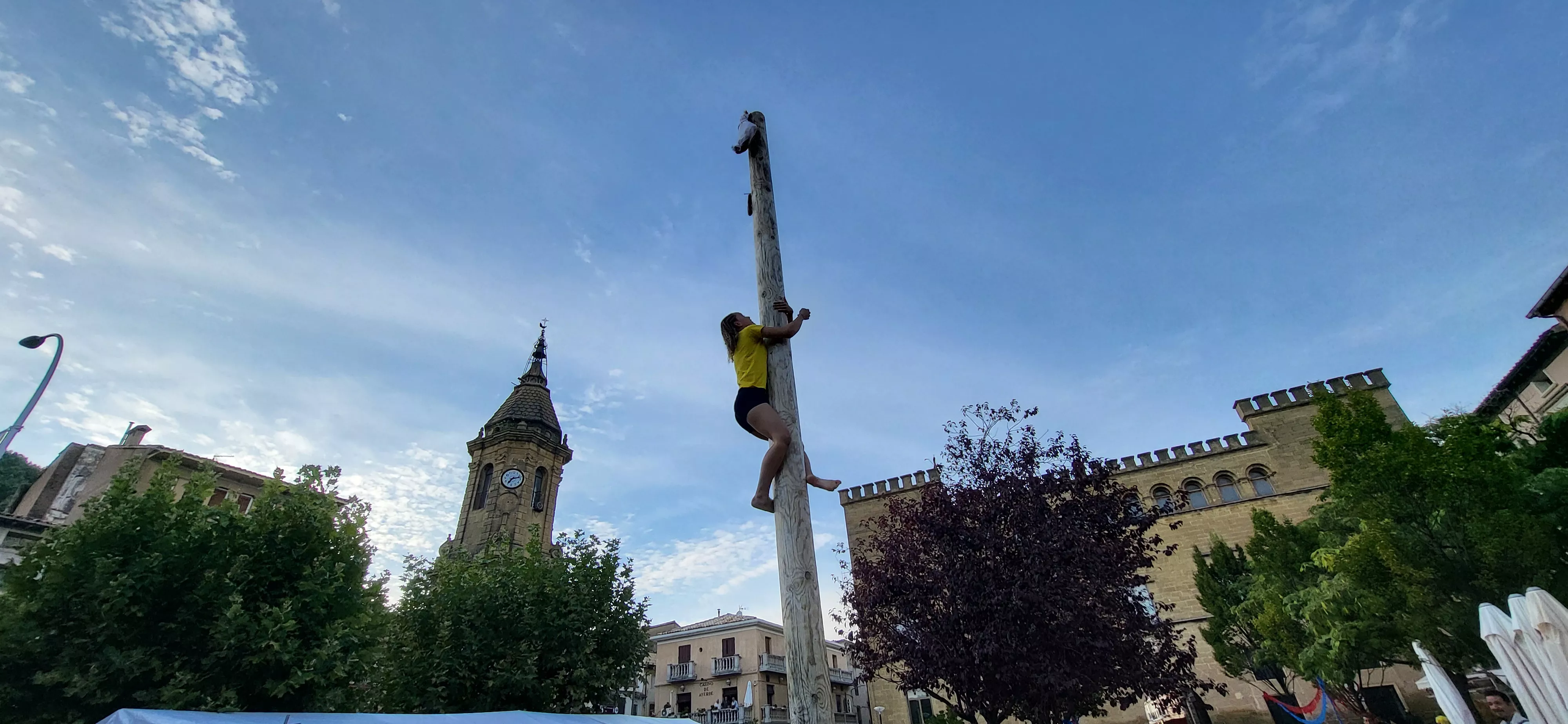 Madero enjabonado en las fiestas de Ayerbe. Foto Mercedes Manterola