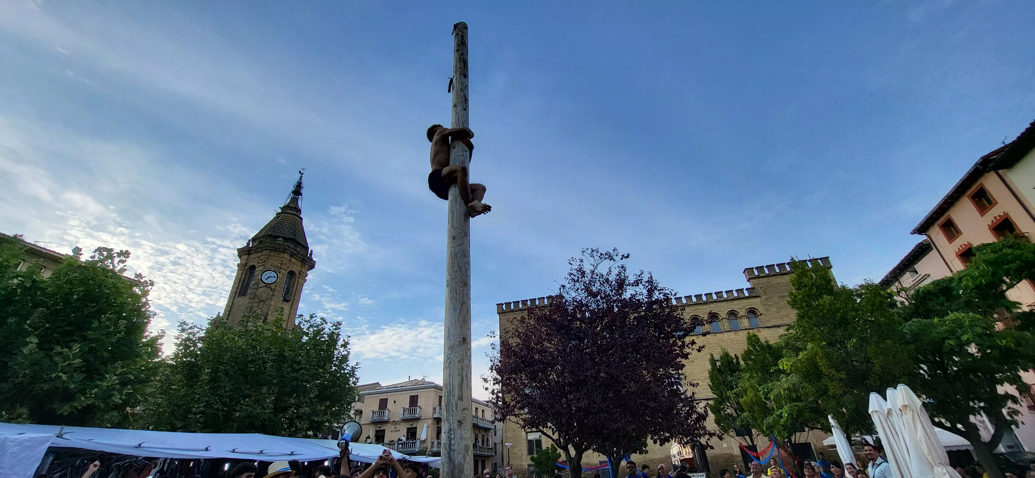 Madero enjabonado en las fiestas de Ayerbe. Foto Mercedes Manterola