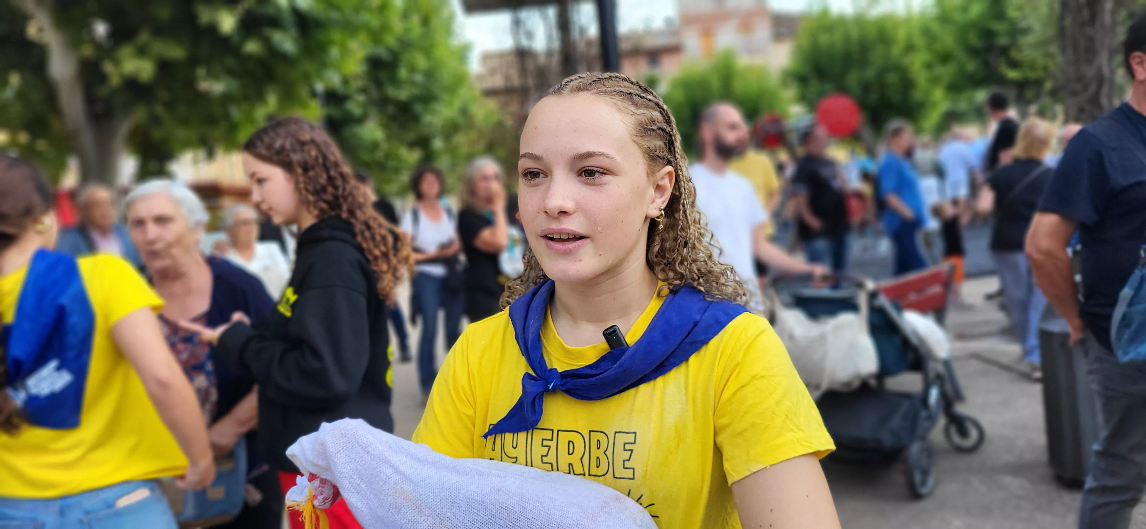 Madero enjabonado en las fiestas de Ayerbe. Foto Mercedes Manterola