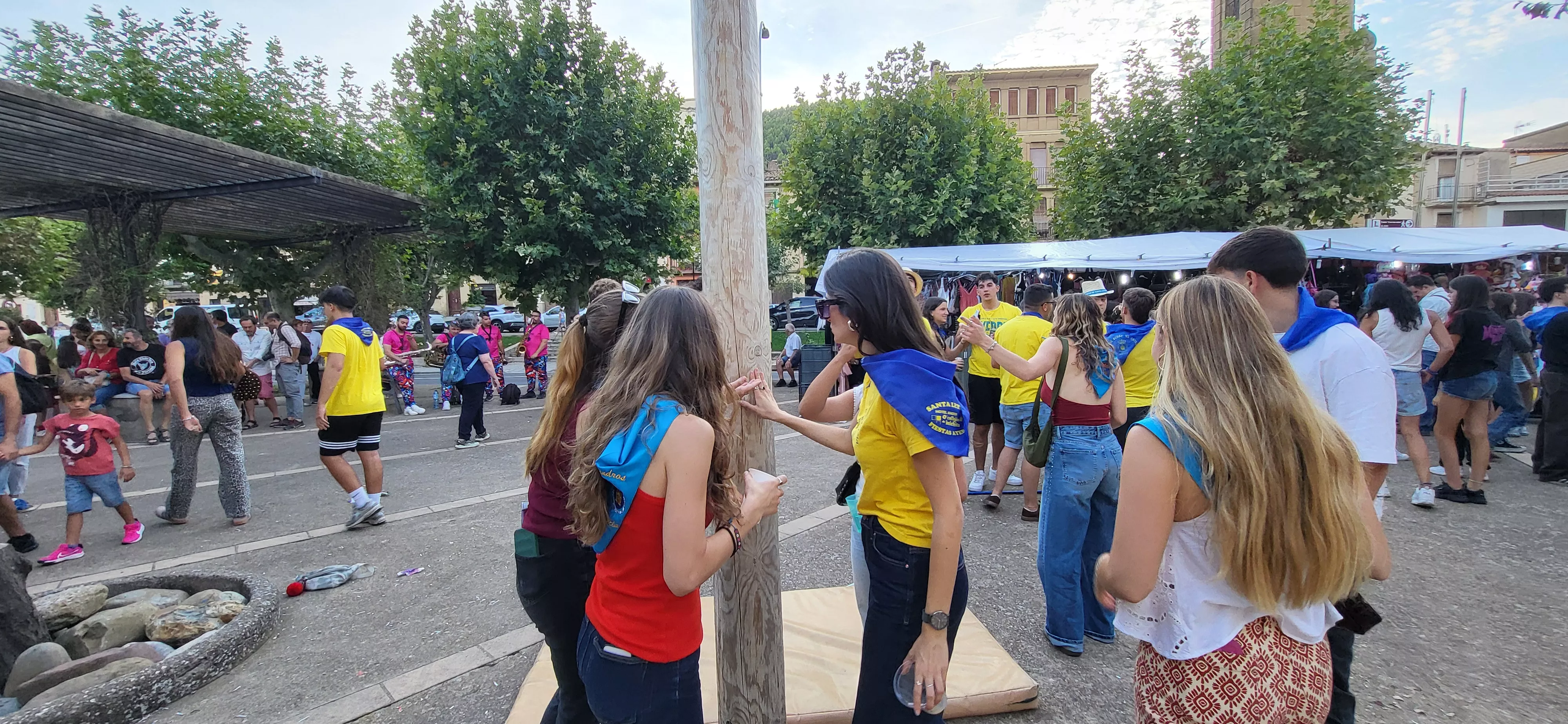 Madero enjabonado en las fiestas de Ayerbe. Foto Mercedes Manterola