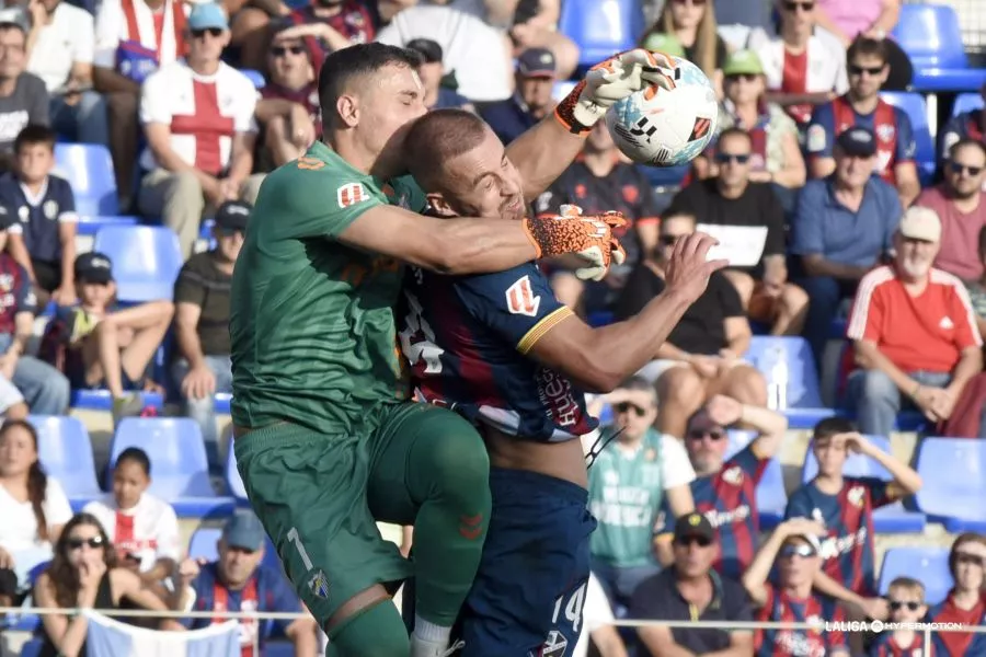 Alfonso Herrero y Jorge Pulido en una acción del Huesca-Málaga. Ya hay fecha y horario para el Málaga-Huesca