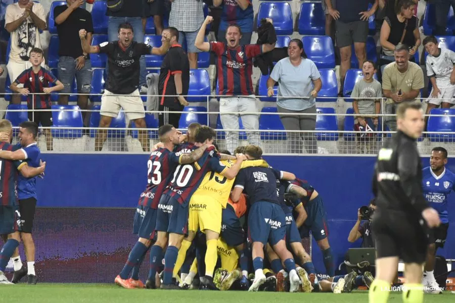 Celebración del gol del Huesca