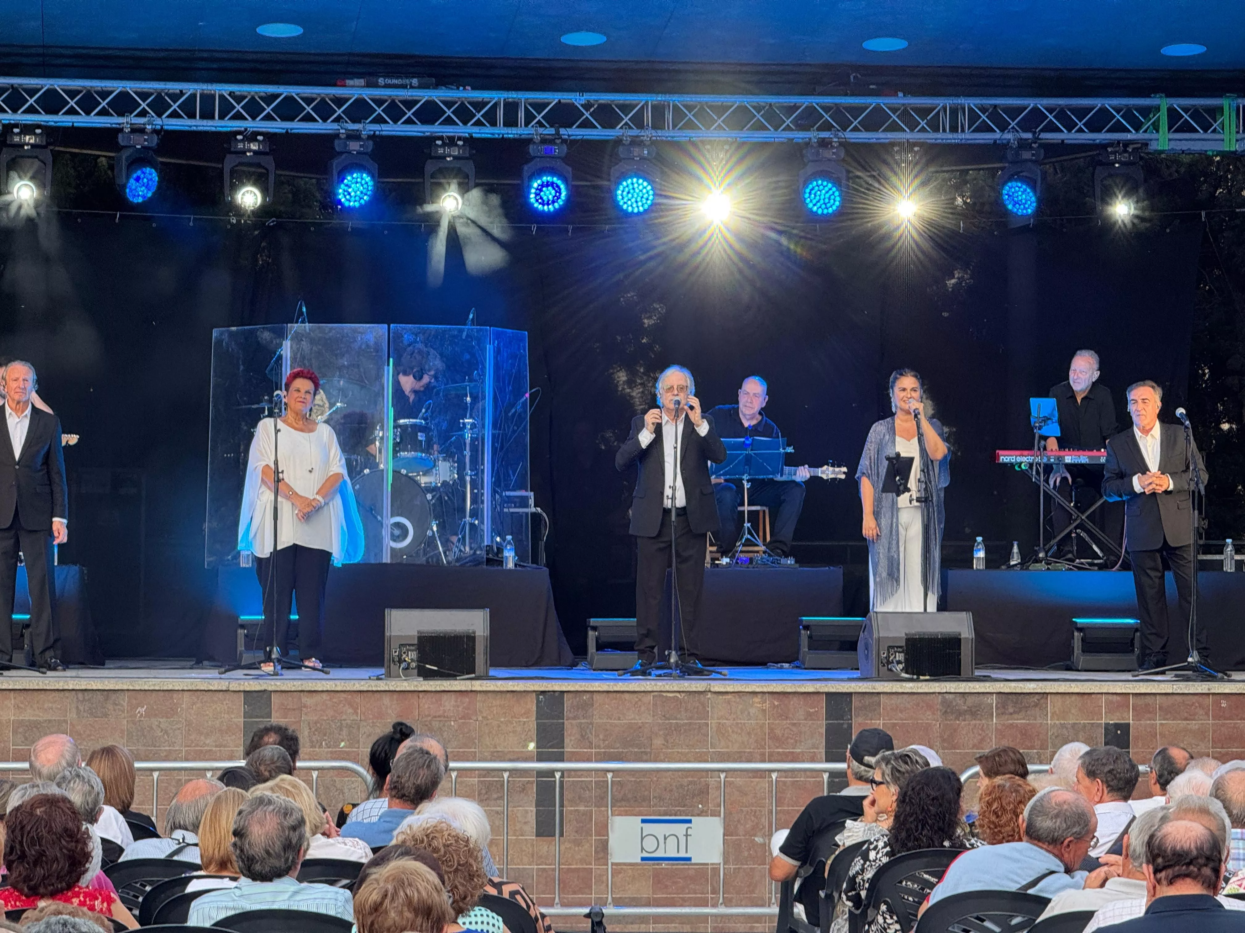 Mocedades emociona a miles de personas en Binéfar con sus grandes éxitos.