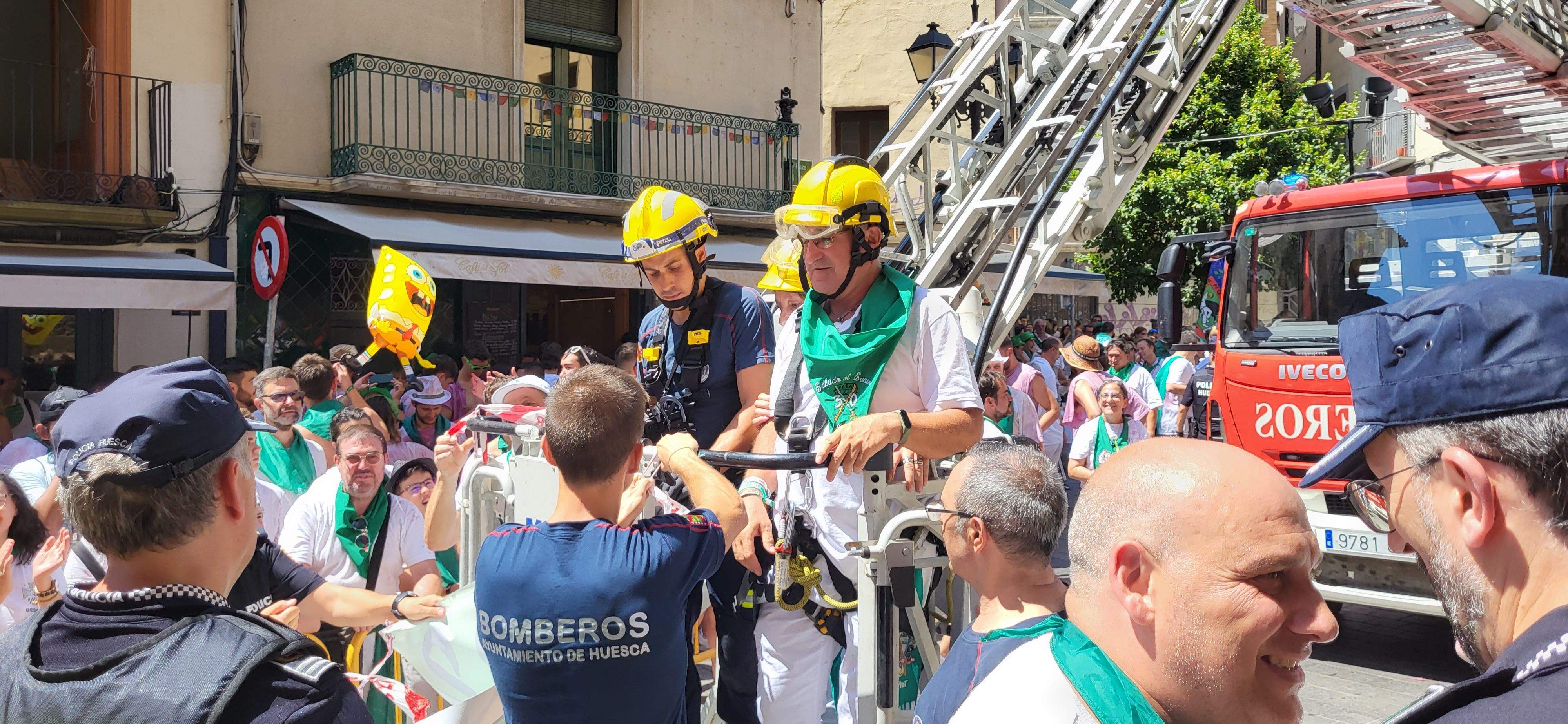 Incidente a la hora de colocar la pañoleta al Santo.