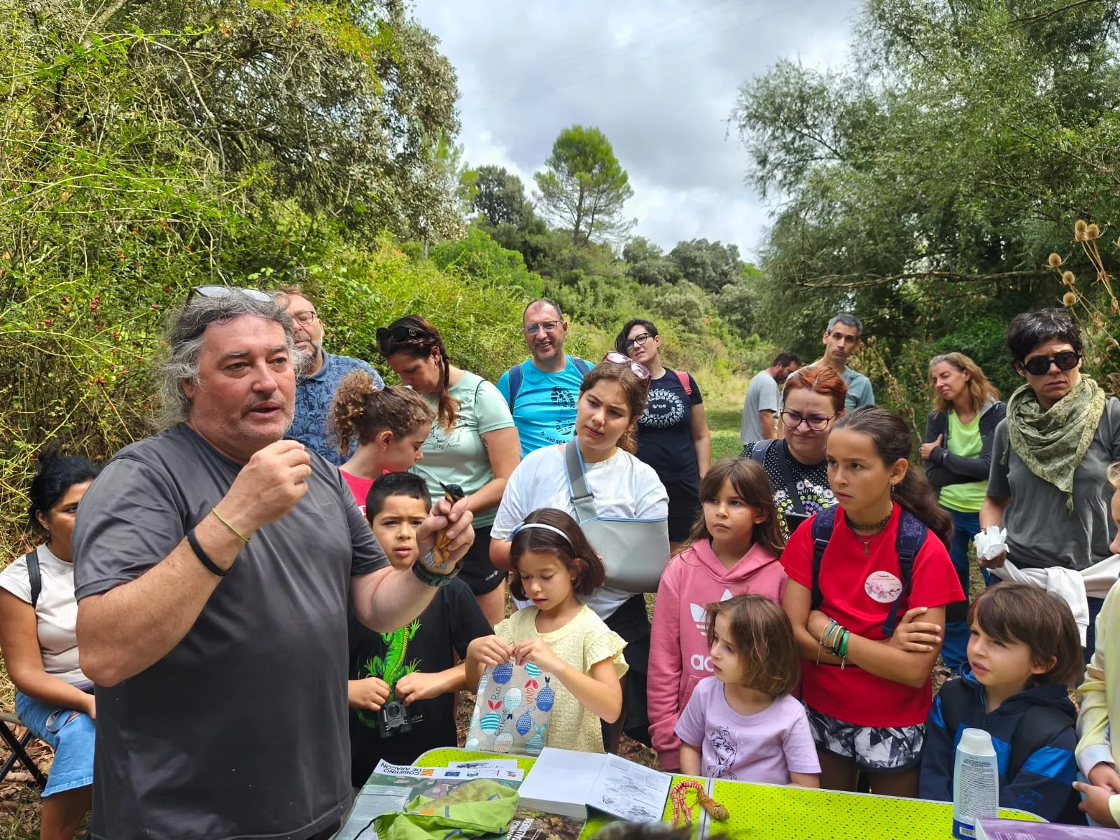 Martín pescador, currucas y petirrojos protagonizan una jornada de naturaleza en la Arboleda Singular de Biscarrués.
