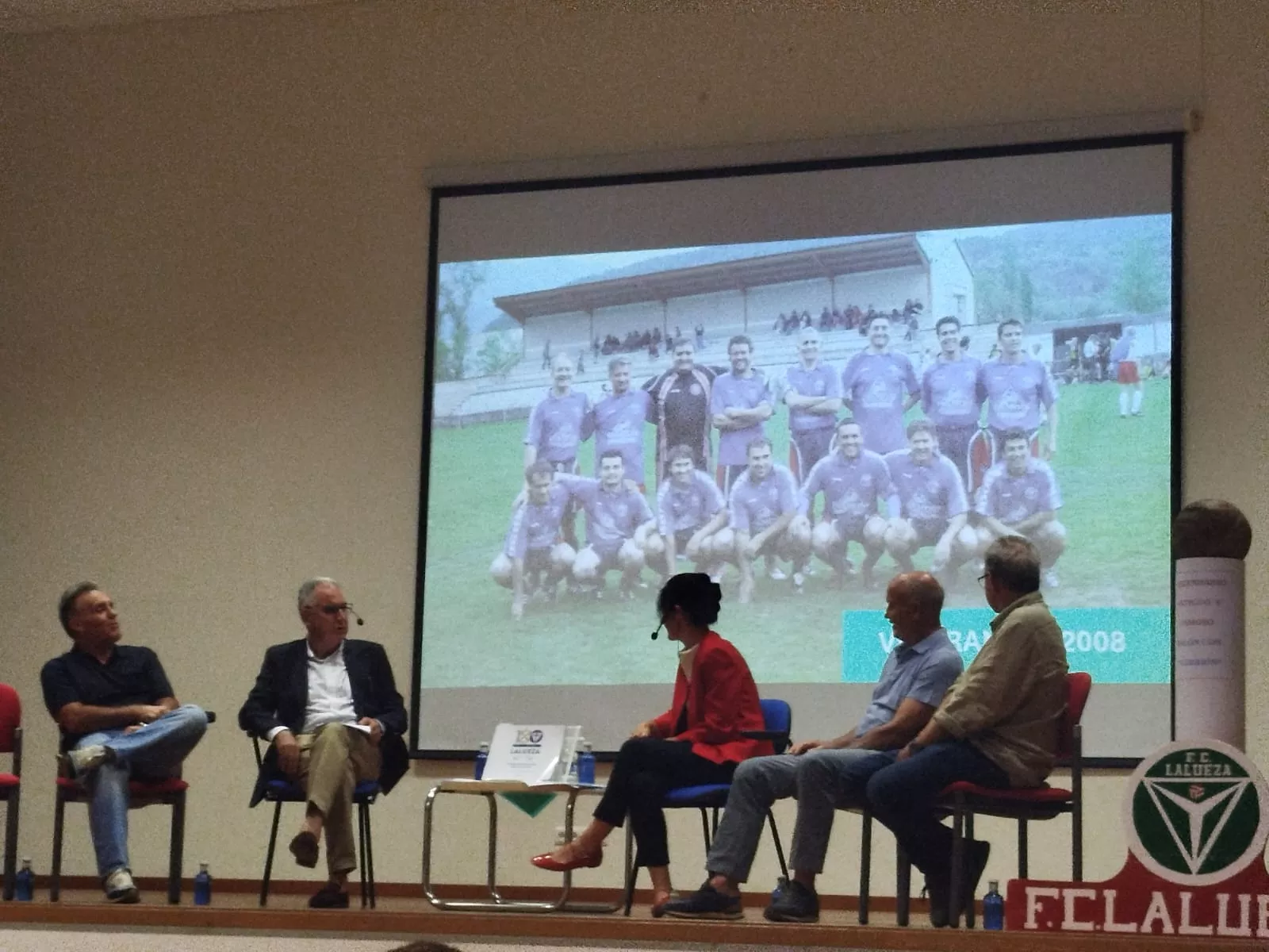 Imagen de la presentación del libro con la charla de los autores con Peralta, Toa y Corvinos y una imagen del equipo de los veteranos en 2008