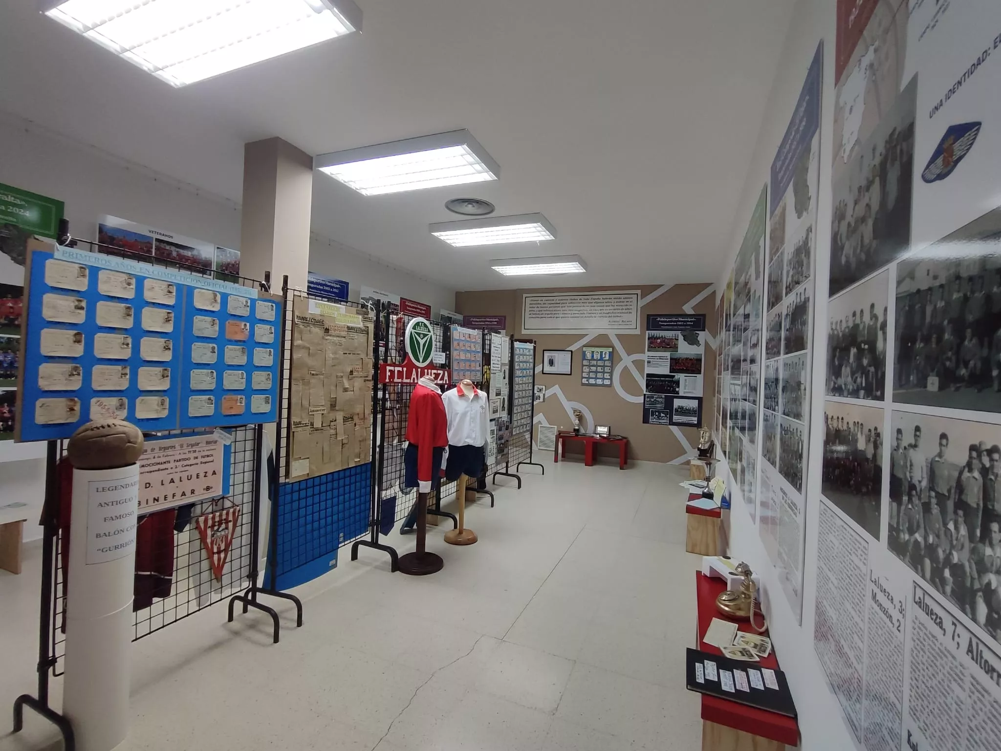 Presentación del libro y laPresentación del libro y la exposición del Centenario del Lalueza