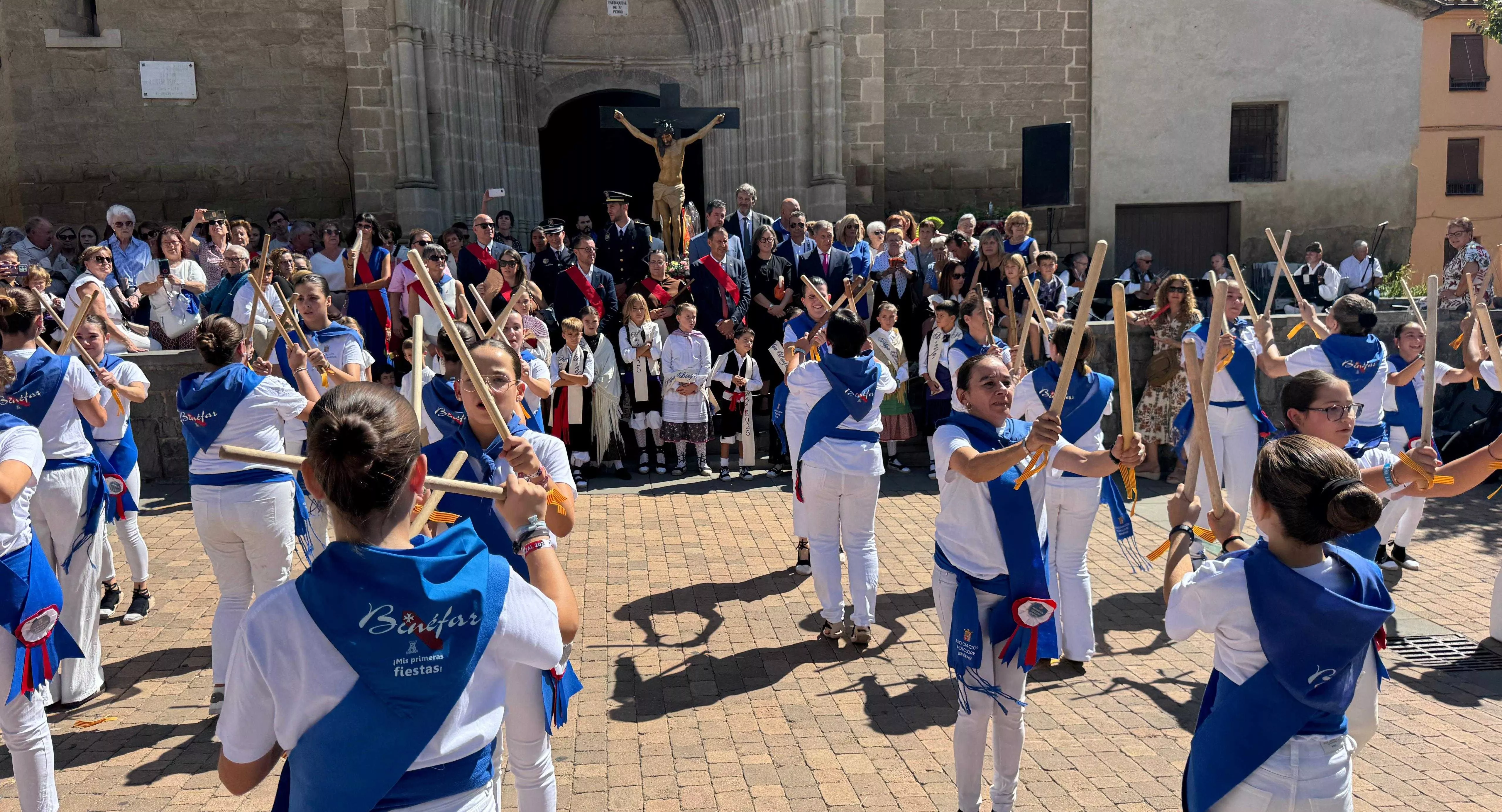 Binéfar celebra al Santo Cristo de los Milagros con flores, jotas y el tradicional paloteao.