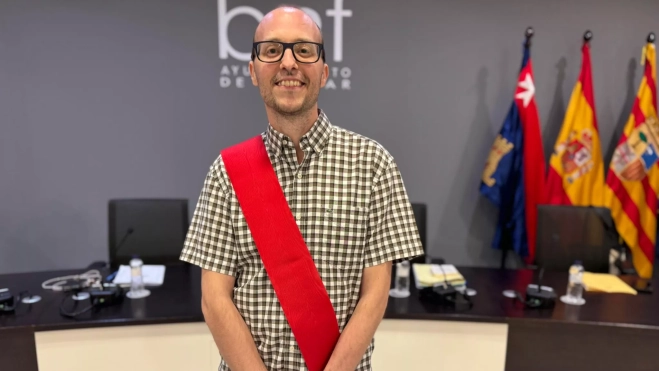 Miguel Ángel Pascual con la banda de concejal Miguel Ángel Pascual con la banda de concejal