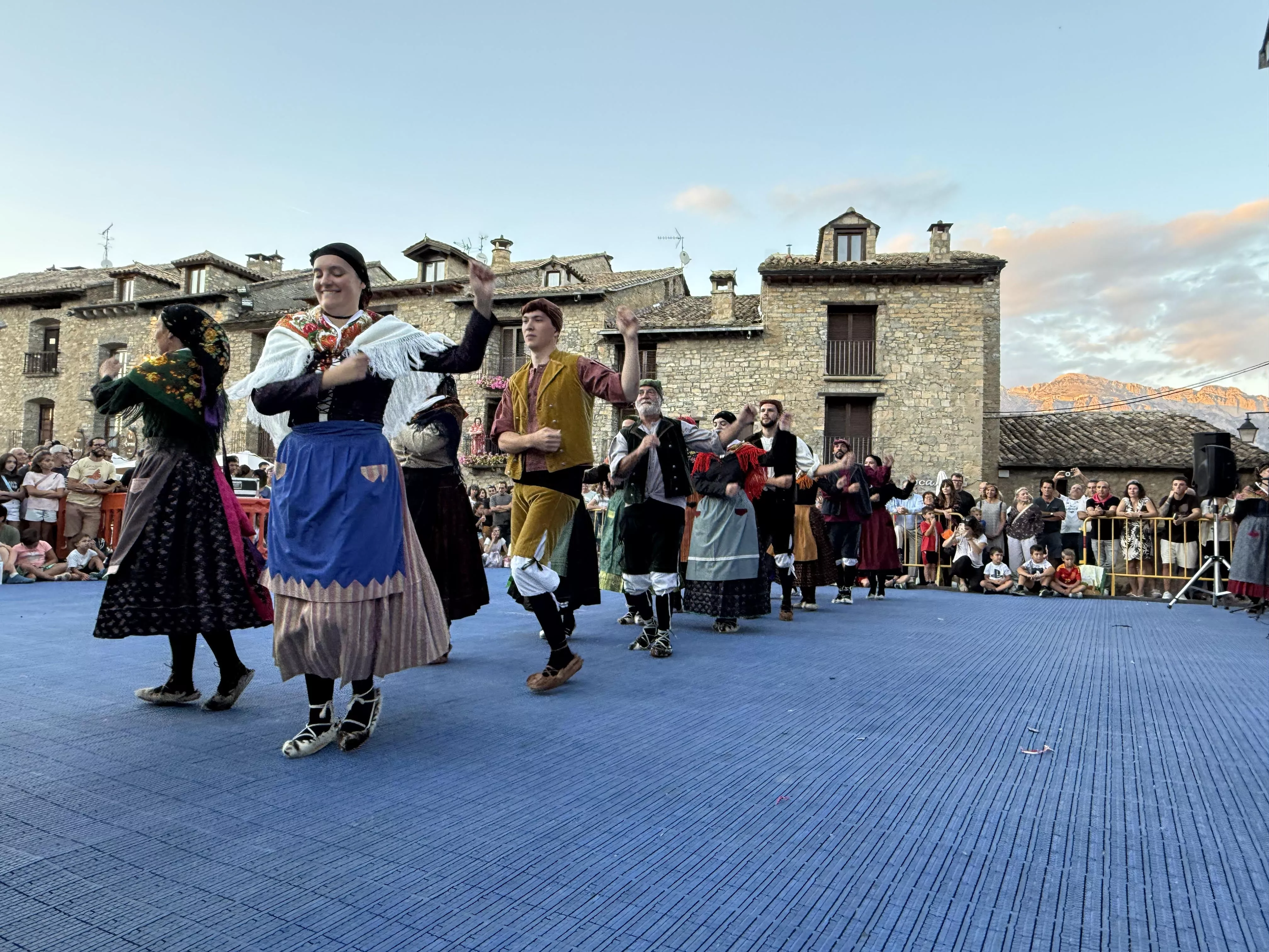 Actuación de Biello Sobrarbe en el día grande de las fiestas de Aínsa.