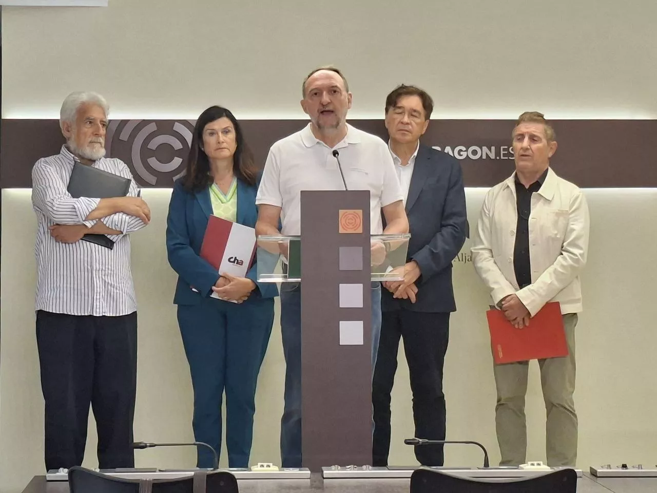 Juan Yzuel, portavoz de Sijena Sí, en las Cortes de Aragón junto a representes de CHA, Aragón-Teruel Existe, y Alfonso Salillas. Juan Yzuel, portavoz de Sijena Sí, en las Cortes de Aragón junto a representes de CHA, Aragón-Teruel Existe, y Alfonso Salillas.