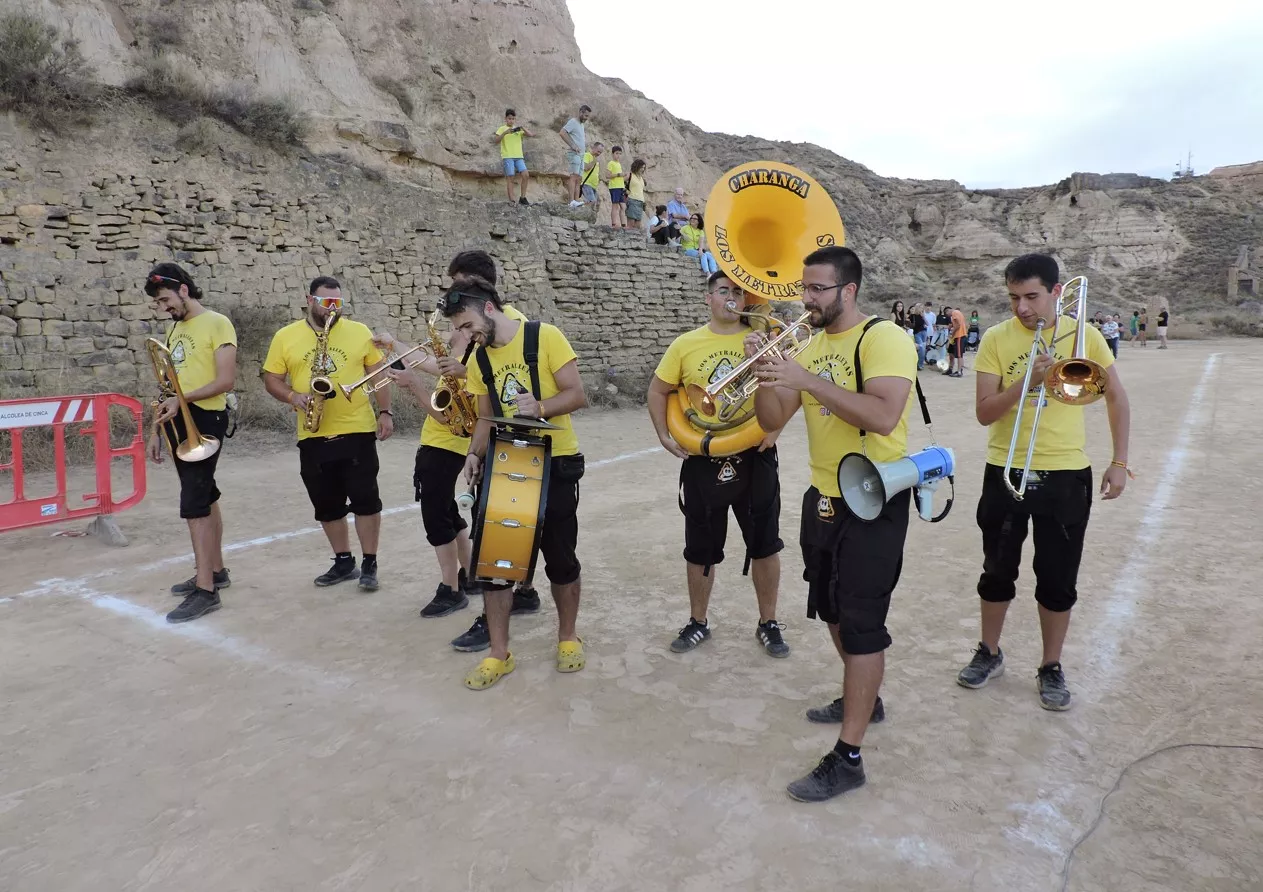 Alcolea. La miembros de la charanga Los Metralletas no se libraron de correr cargados con sus instrumentos