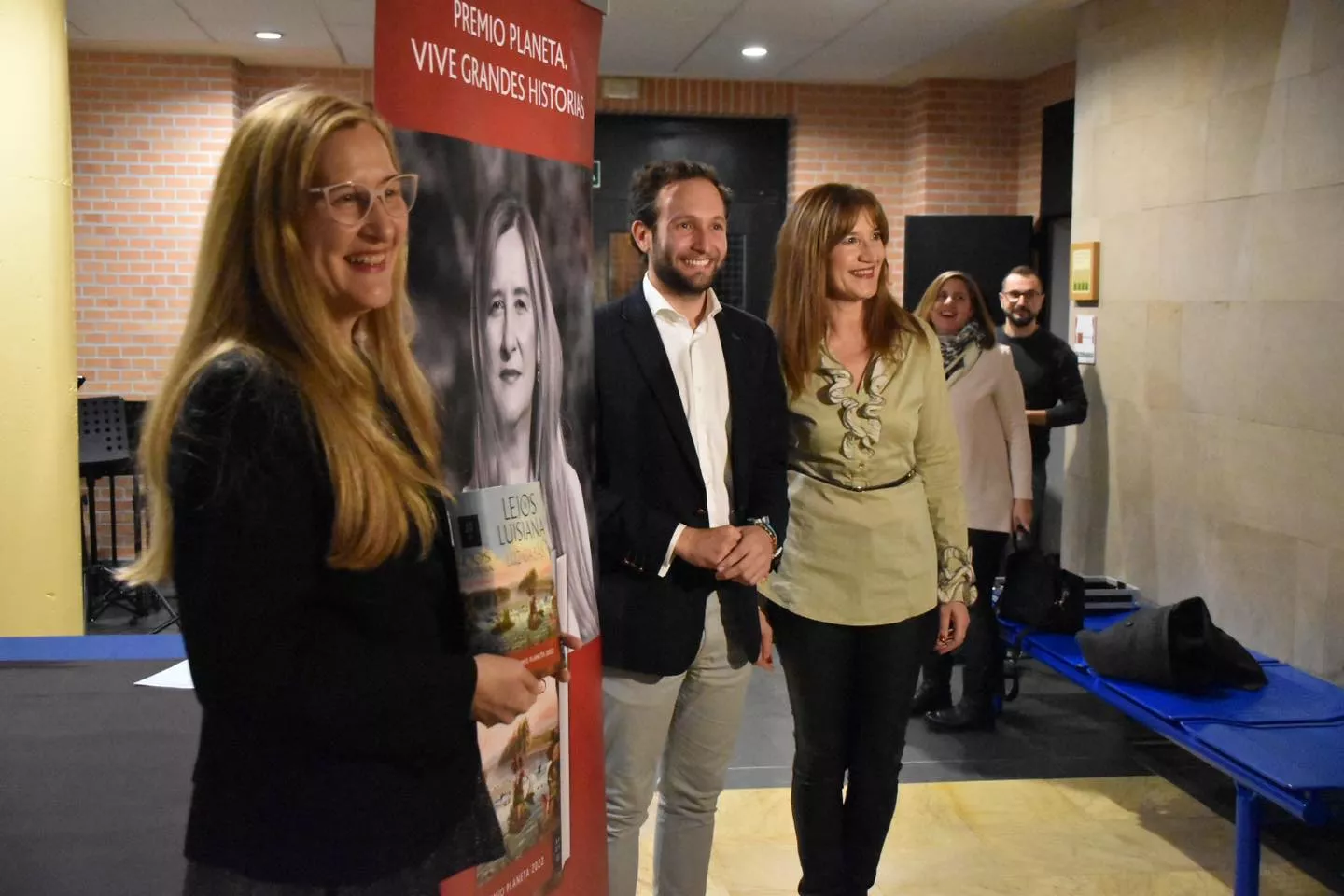 Luz Gabas, en primer término, con el alcalde de Monzón, Isaac Claver, en una de sus visitas a esta ciudad.