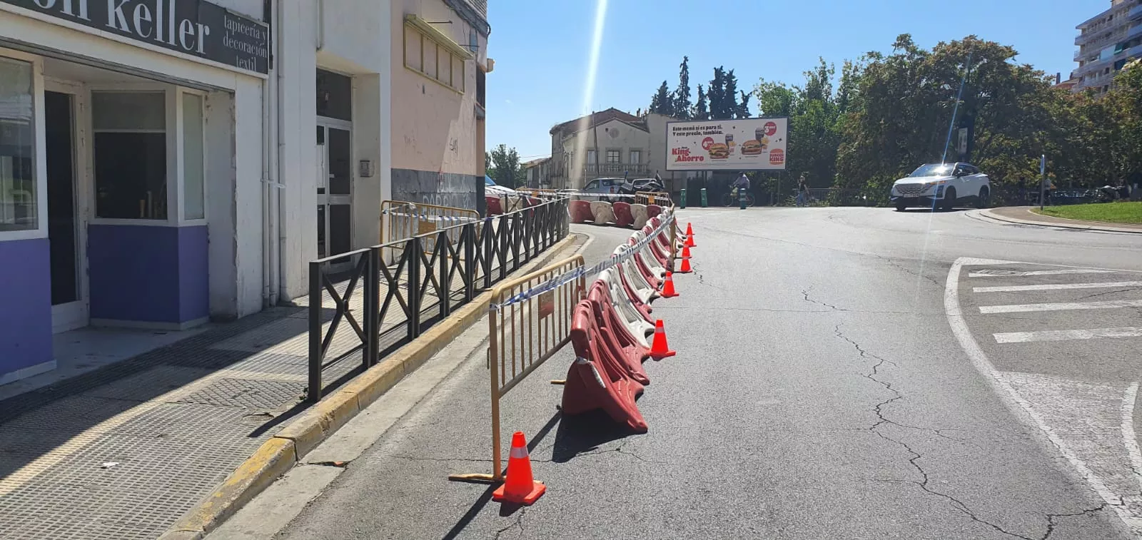 Obras en Huesca para reparar el hundimiento de una acera en el Paseo Ramón y Cajal con Lucas Mallada.