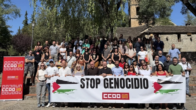 Foto de familia con todas las personas participantes en la sesión de inauguración Foto de familia con todas las personas participantes en la sesión de inauguración