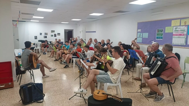 Agrupacion Folklorica Santa Cecilia. Rondalla ensayando
