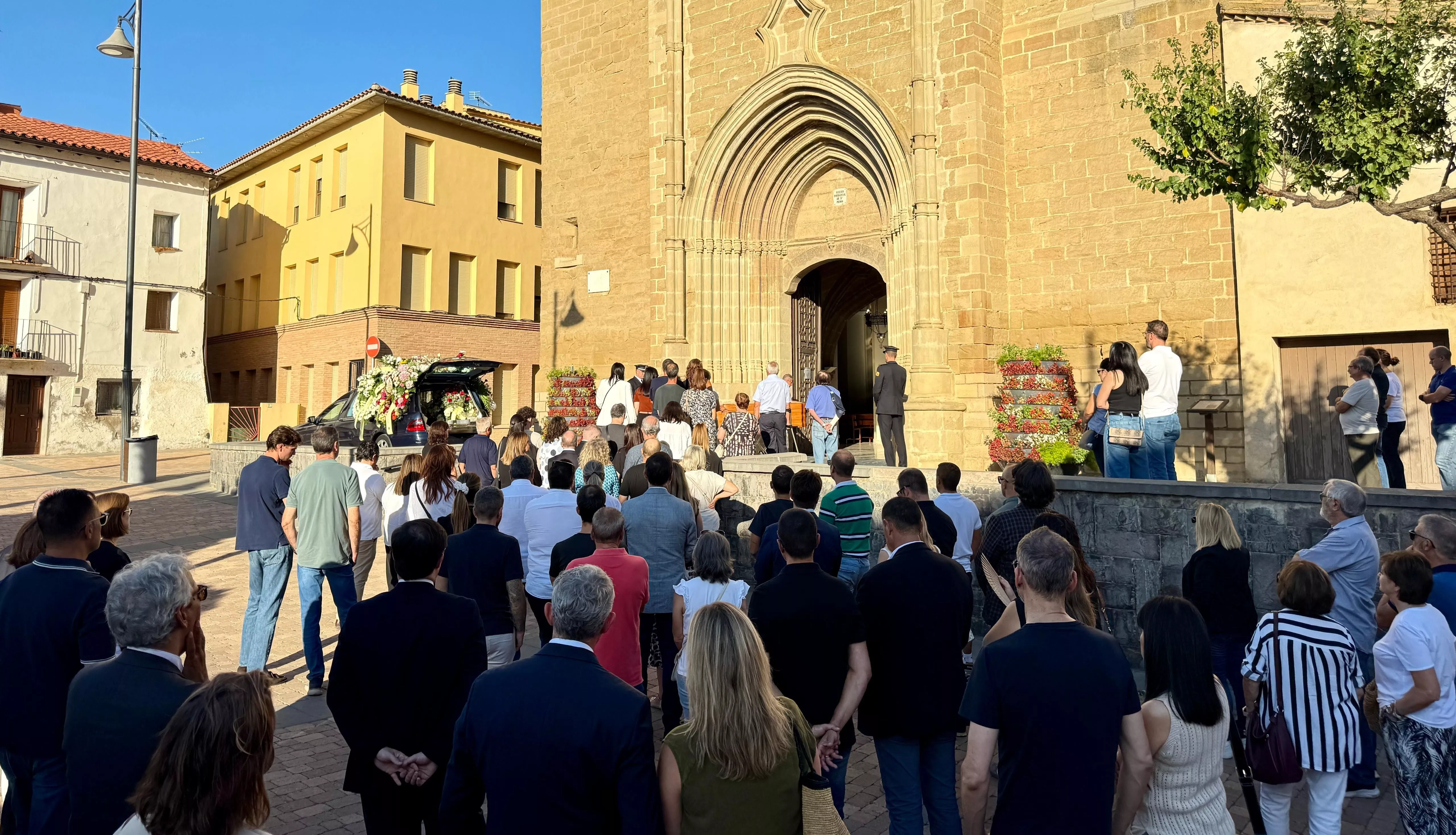 Multitudinaria despedida en Binéfar al concejal Miguel Ángel Pascual.