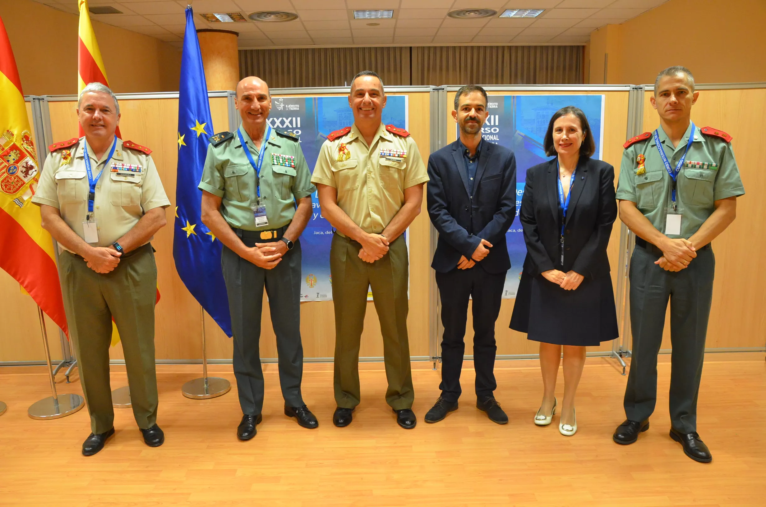 Conferenciantes y organizadores en el Curso Internacional de Defensa en Jaca, con el teniente general Manuel Navarrete