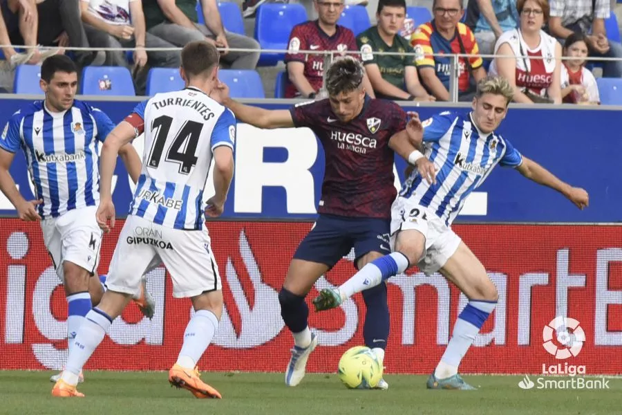 Ratiu, jugador del Huesca, en un partido ante la Real Sociedad B. Foto: LaLiga Ratiu, jugador del Huesca, en un partido ante la Real Sociedad B. Foto: LaLiga