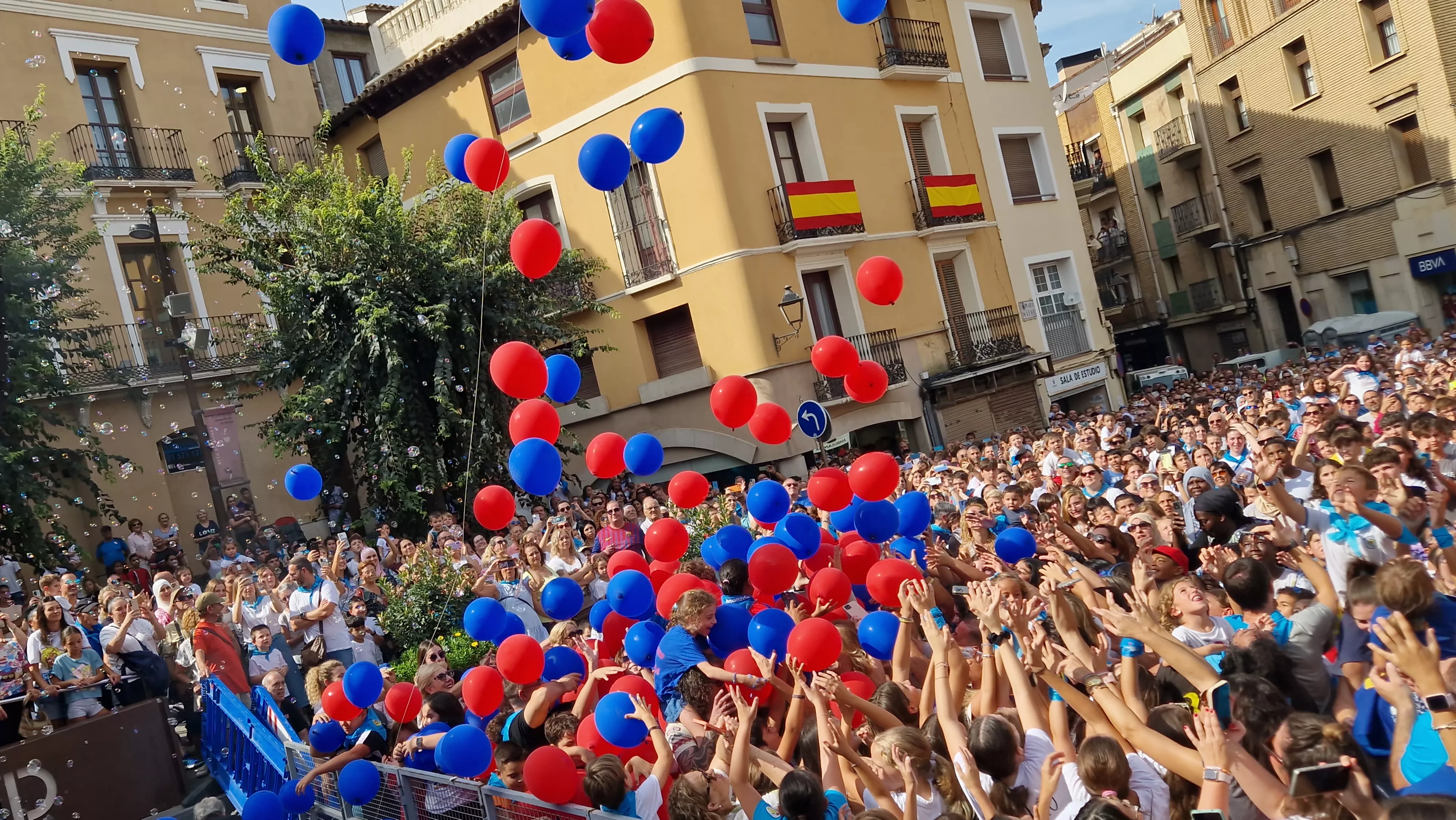 Suelta de globos de las fiestas de Monzón 2025. Foto Myriam Martínez 