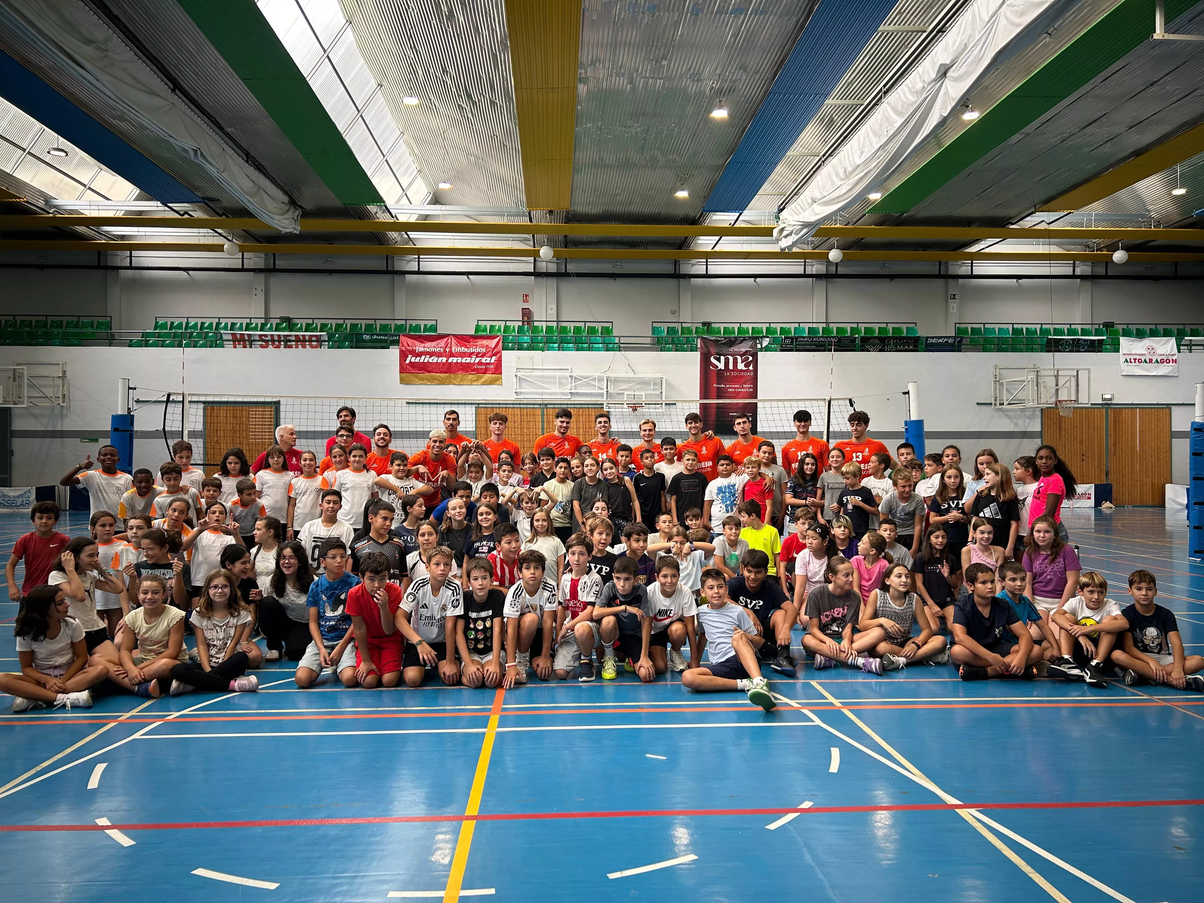 Foto de familia con escolares y jugadores del Pamesa Teruel en Barbastro.