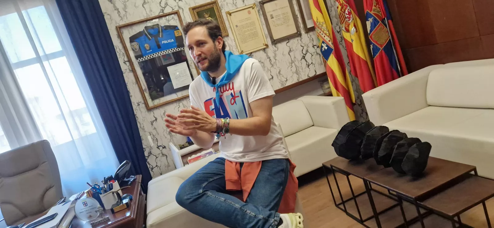 Isaac Claver en su despacho del Ayuntamiento de Monzón, antes del inicio de las fiestas de San Mateo. Foto Myriam Martínez.
