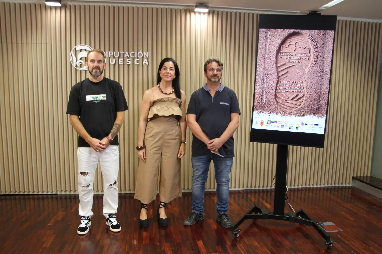 Fernando Vinué, Lola Ibort y Rafael Blasco, en la presentación de la Trail Montearagón Piedra a Piedra. Foto: Carlos Neofato