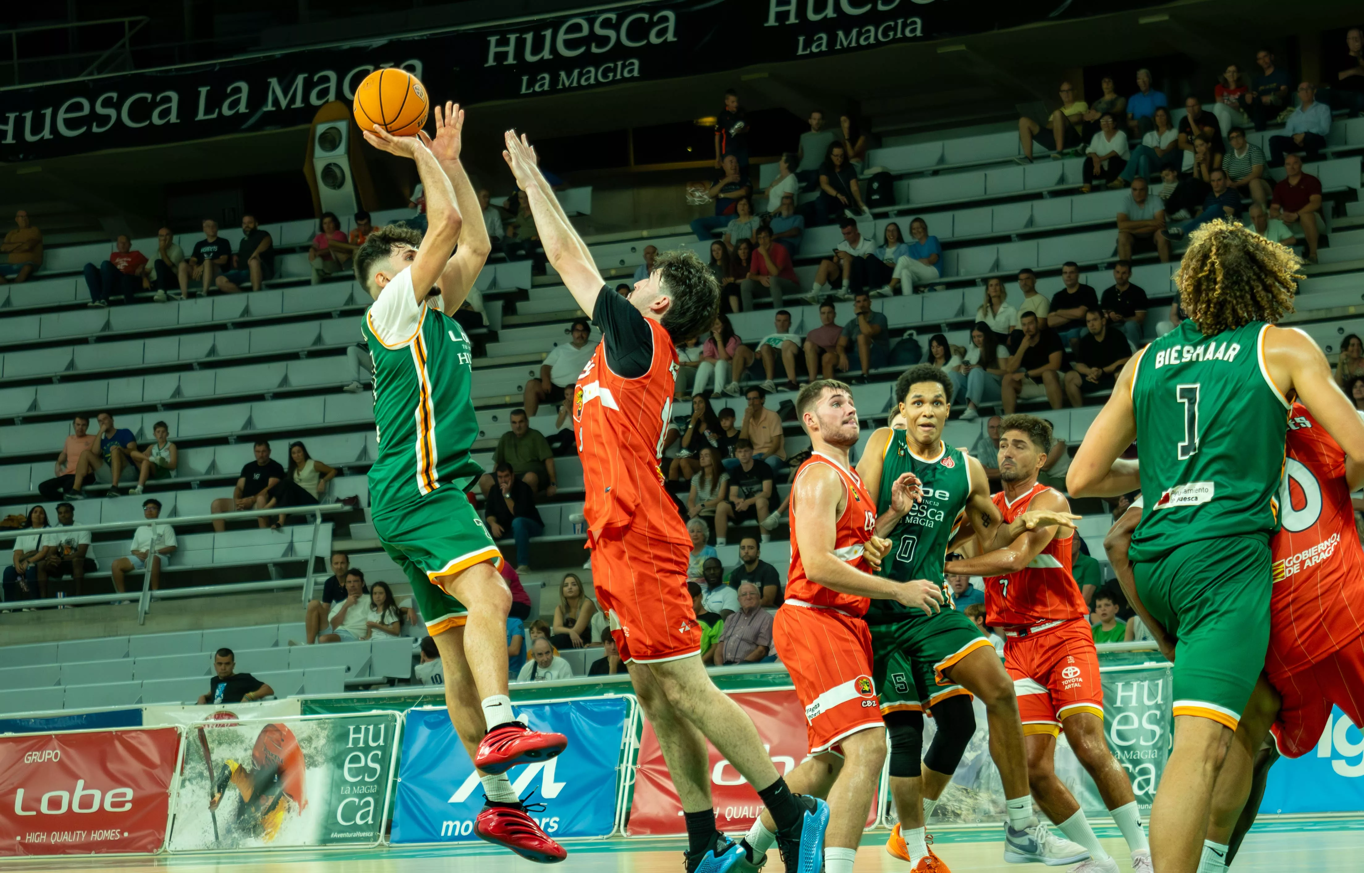 Un momento del primer partido de Lobe Huesca. Foto: @albertroid