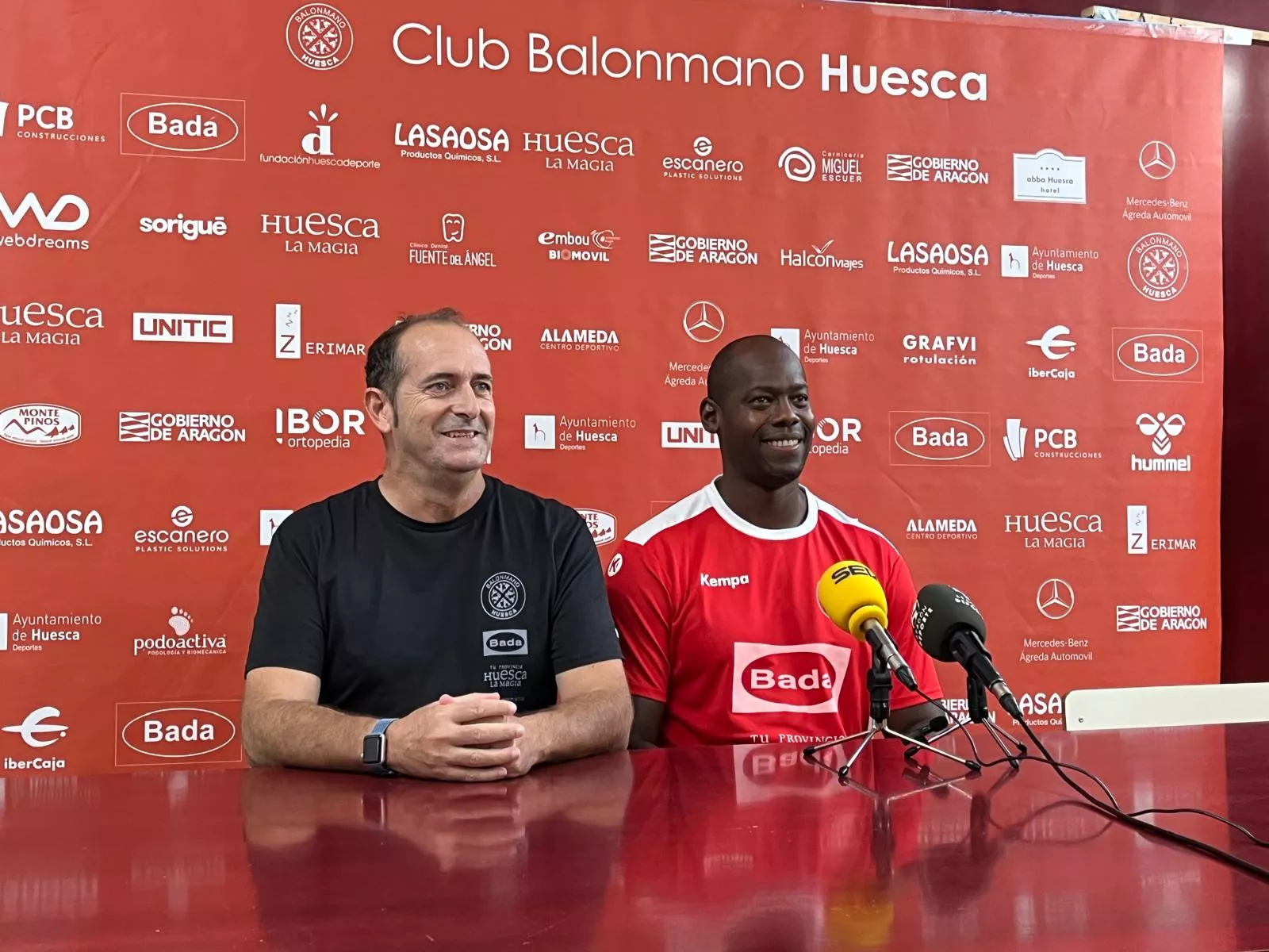 José Nolasco y Yoel Cuni en la presentación del jugador cubano. Foto: Adri Mora