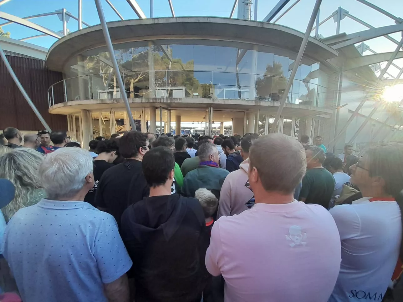 Colas ante los tornos de General el día del Huesca-Éibar