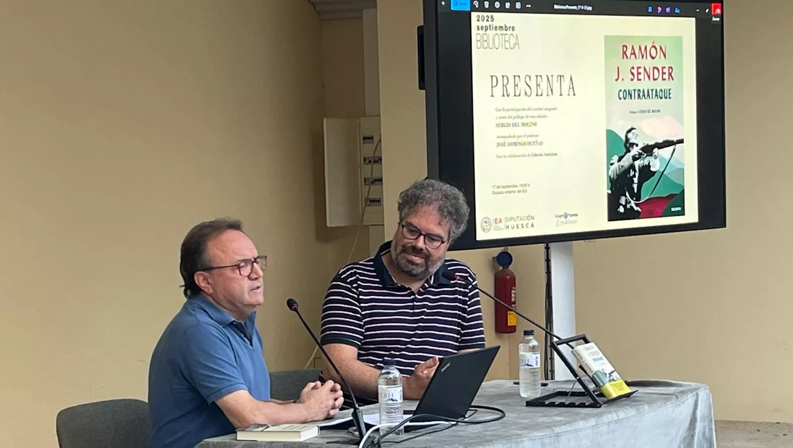José Domingo Dueñas y Sergio del Molino, en presentación de la nueva edición de Contraataque, de Ramón J. Sender. Foto Mercedes Manterola José Domingo Dueñas y Sergio del Molino, en presentación de la nueva edición de Contraataque, de Ramón J. Sender. Foto Mercedes Manterola