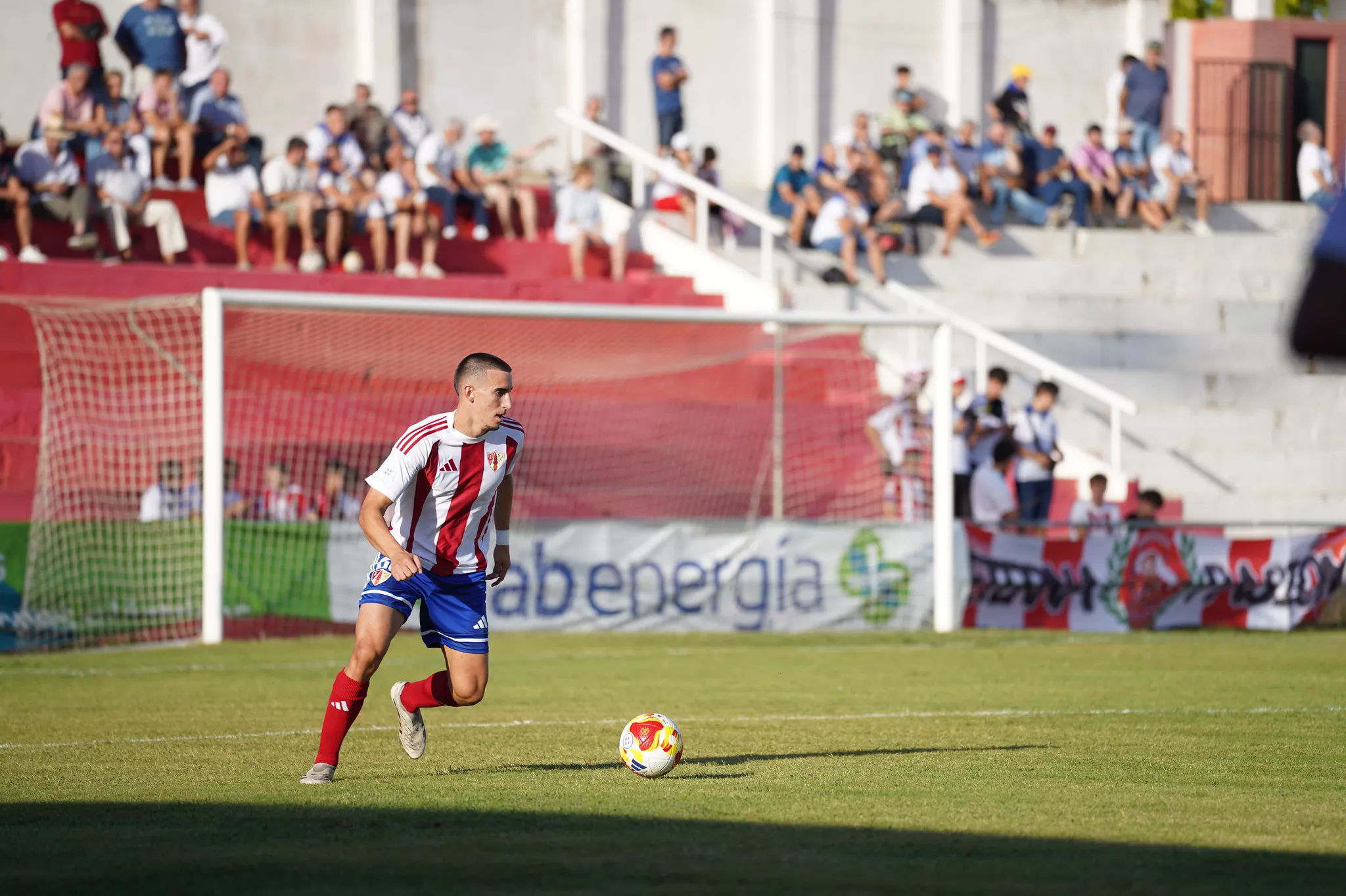 Alarcón, jugador del Barbastro, conduce un balón en el partido ante el Olot. Fierro, presidente del Barbastro: "Llegar a los 1.000 socios es un reto complicado, pero bonito".  Foto: @fotomaniafut Dani Vidal