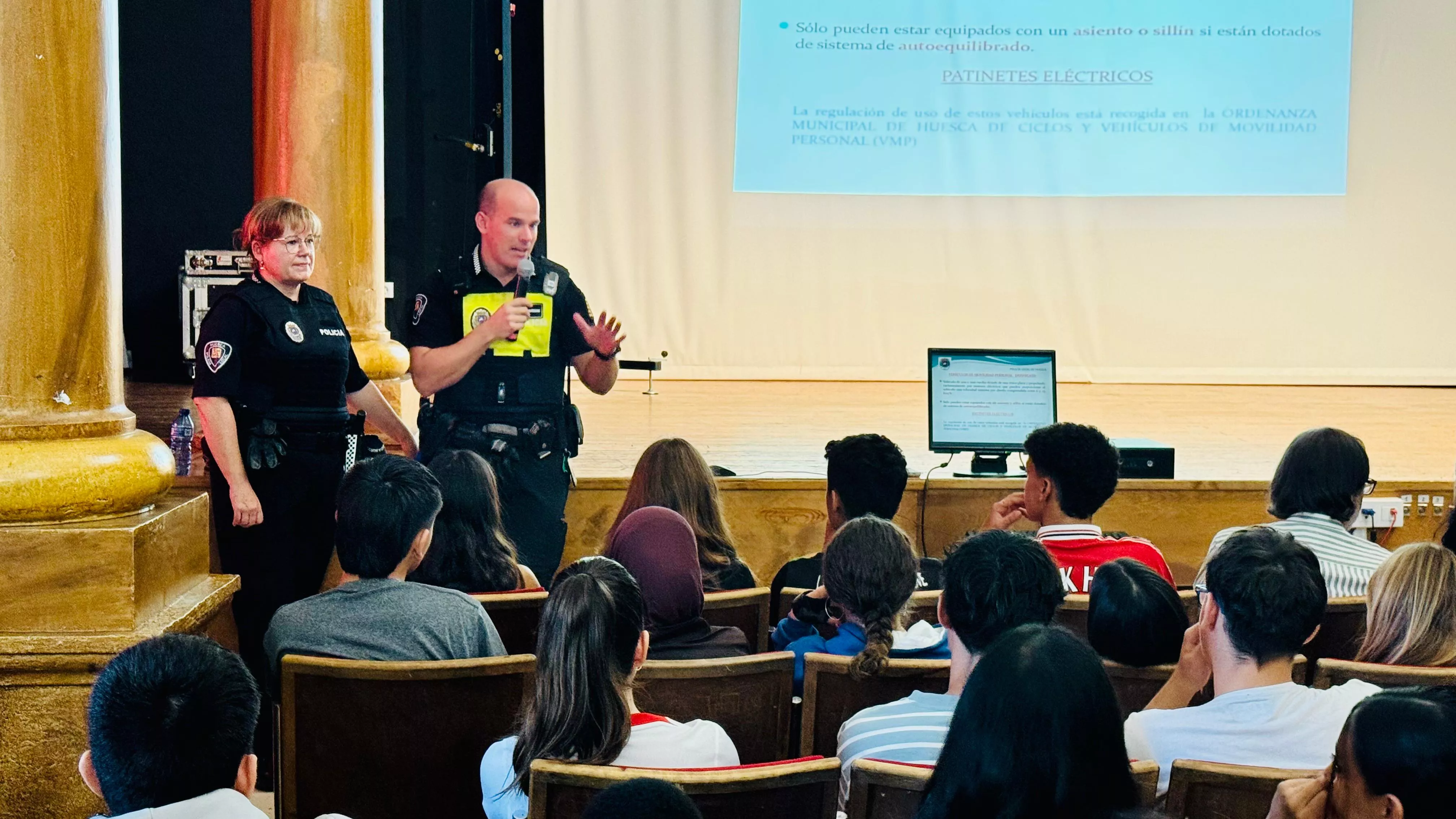 Chus Gabarre y Javier Hernández enseñan al alumnado del IES Ramón y Cajal a pedalear con seguridad.