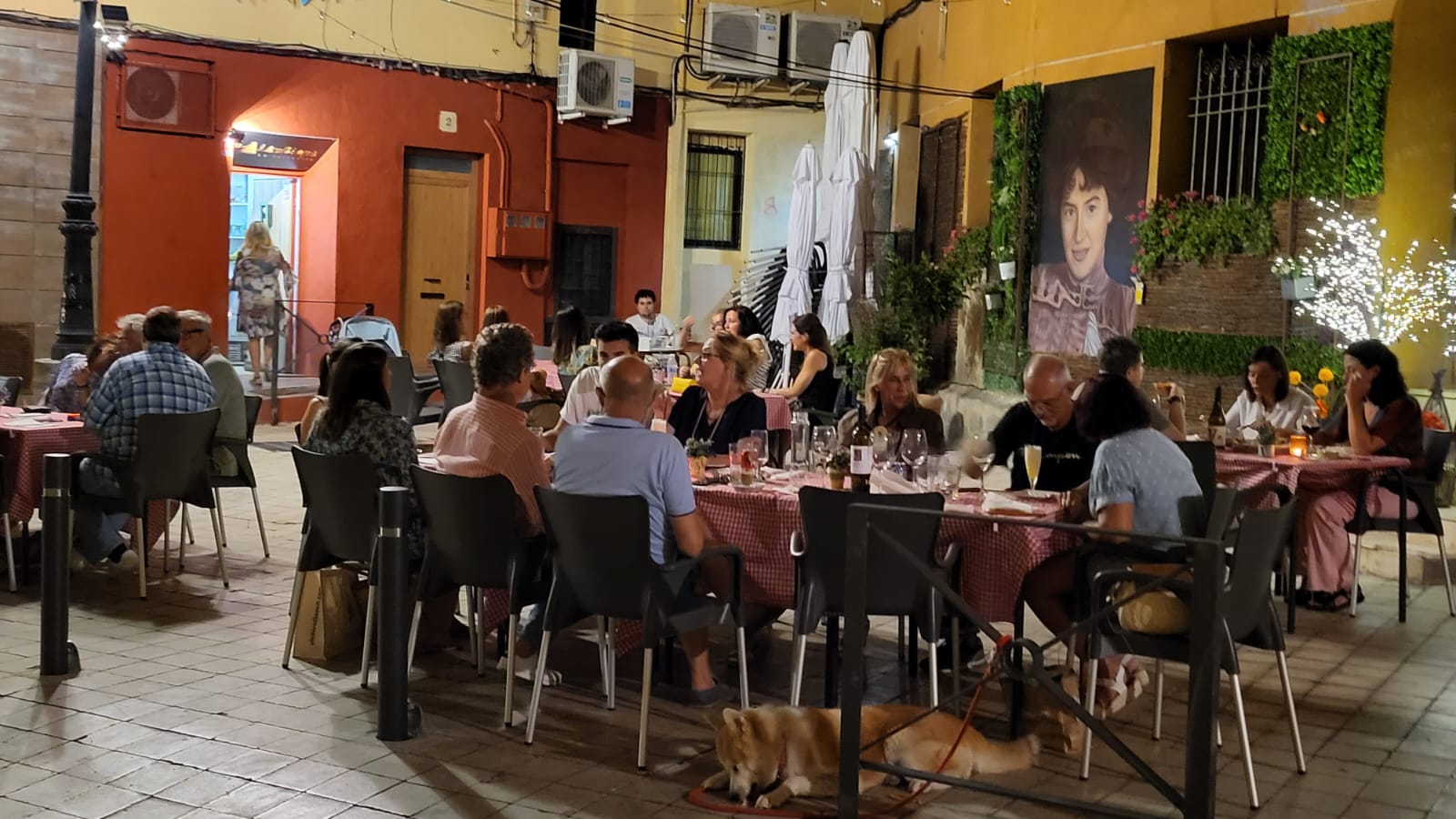 Plaza de los Urreas con la imponente presencia de Elvira Hidalgo, terraza de El Alambique