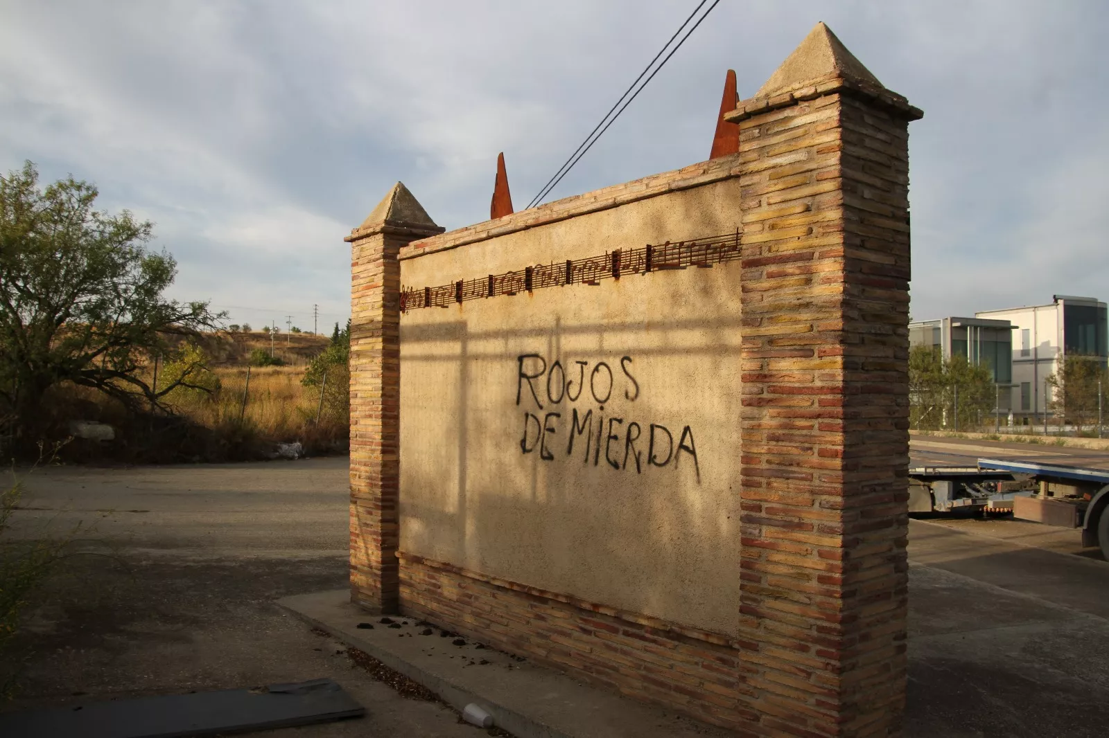 El Memorial Galán y García, vandalizado. Foto Carlos Neofato