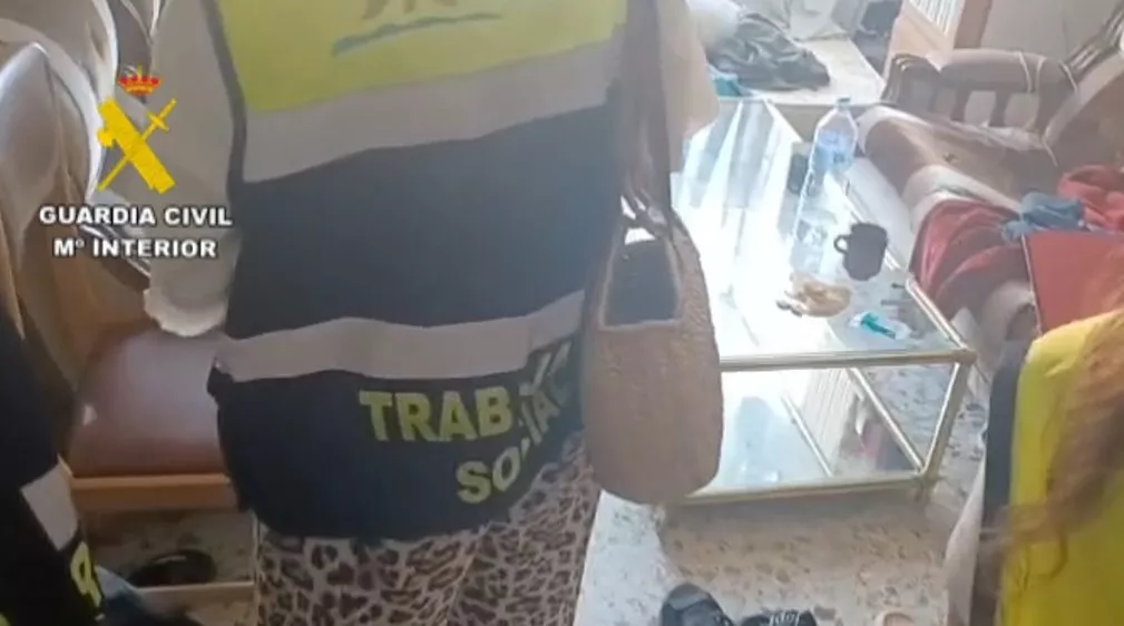 Trabajadores sociales en una vivienda en lamentable estado de las víctimas