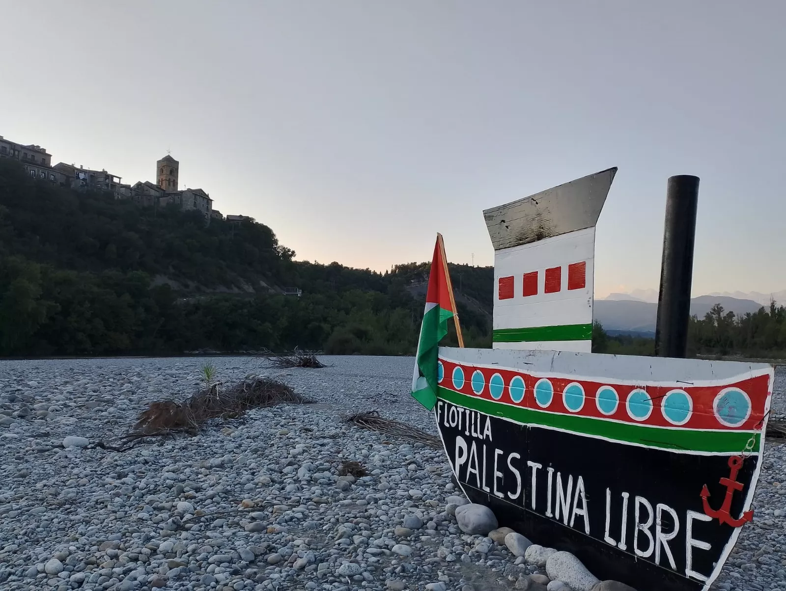 El barco varado bajo la Peña Montañesa.