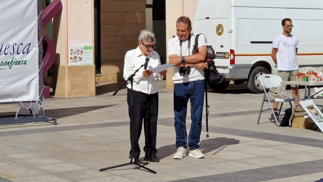 Presen, usuaria de Alzhéimer Huesca, dirigiéndose a los asistentes. Foto Myriam Martínez