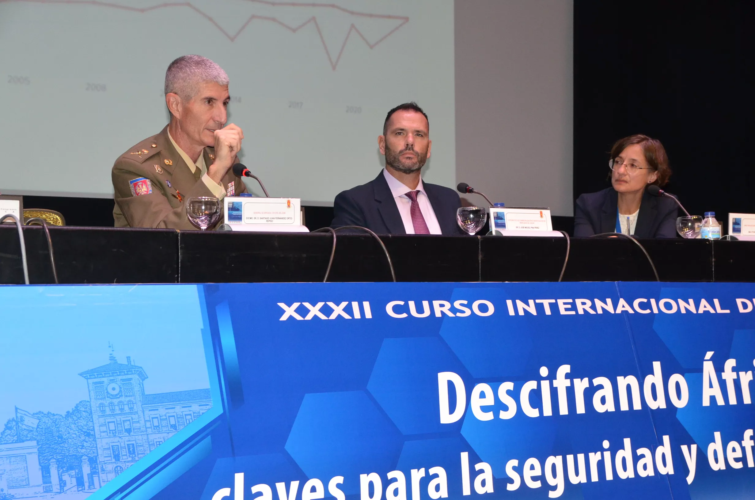 Los tres conferenciantes que han clausurado el Curso de Defensa en Jaca