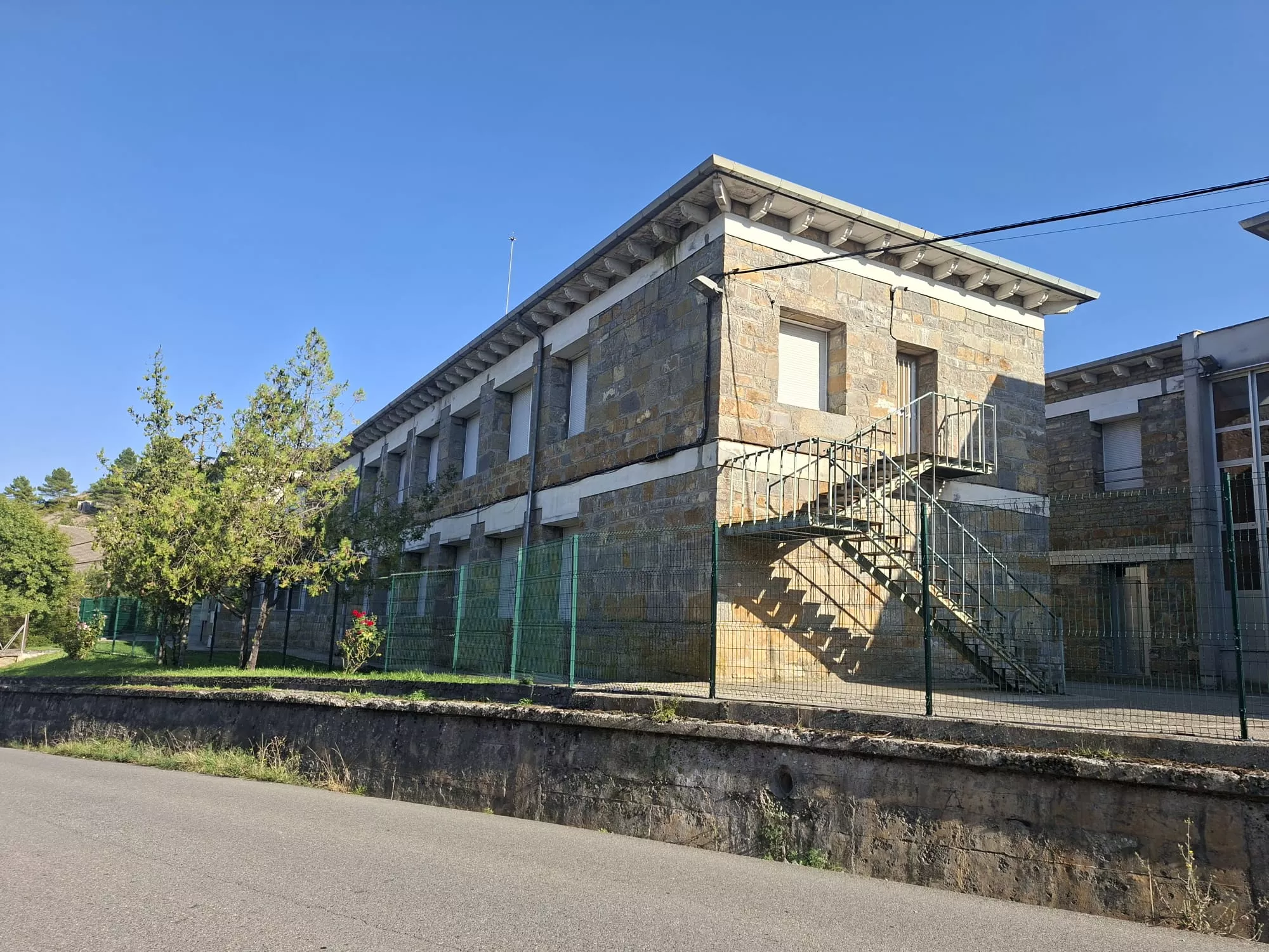 Vista de la valla en el perímetro del instituto