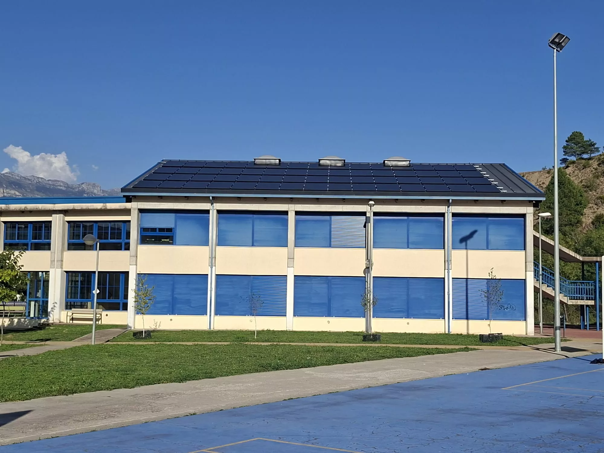Placas solares instaladas en el instituto de Aínsa