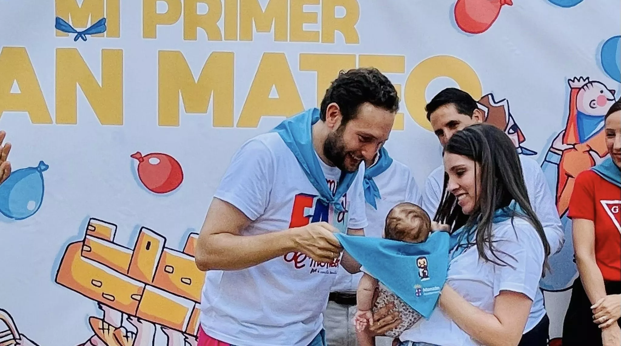 Entrega de la pañoleta "Mi Primer San Mateo" en las fiestas de Monzón.