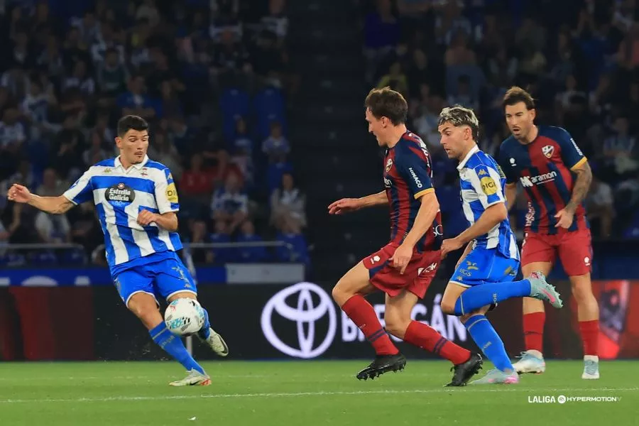 Kortajarena y Enrich, los jugadores del Huesca han penado por Riazor