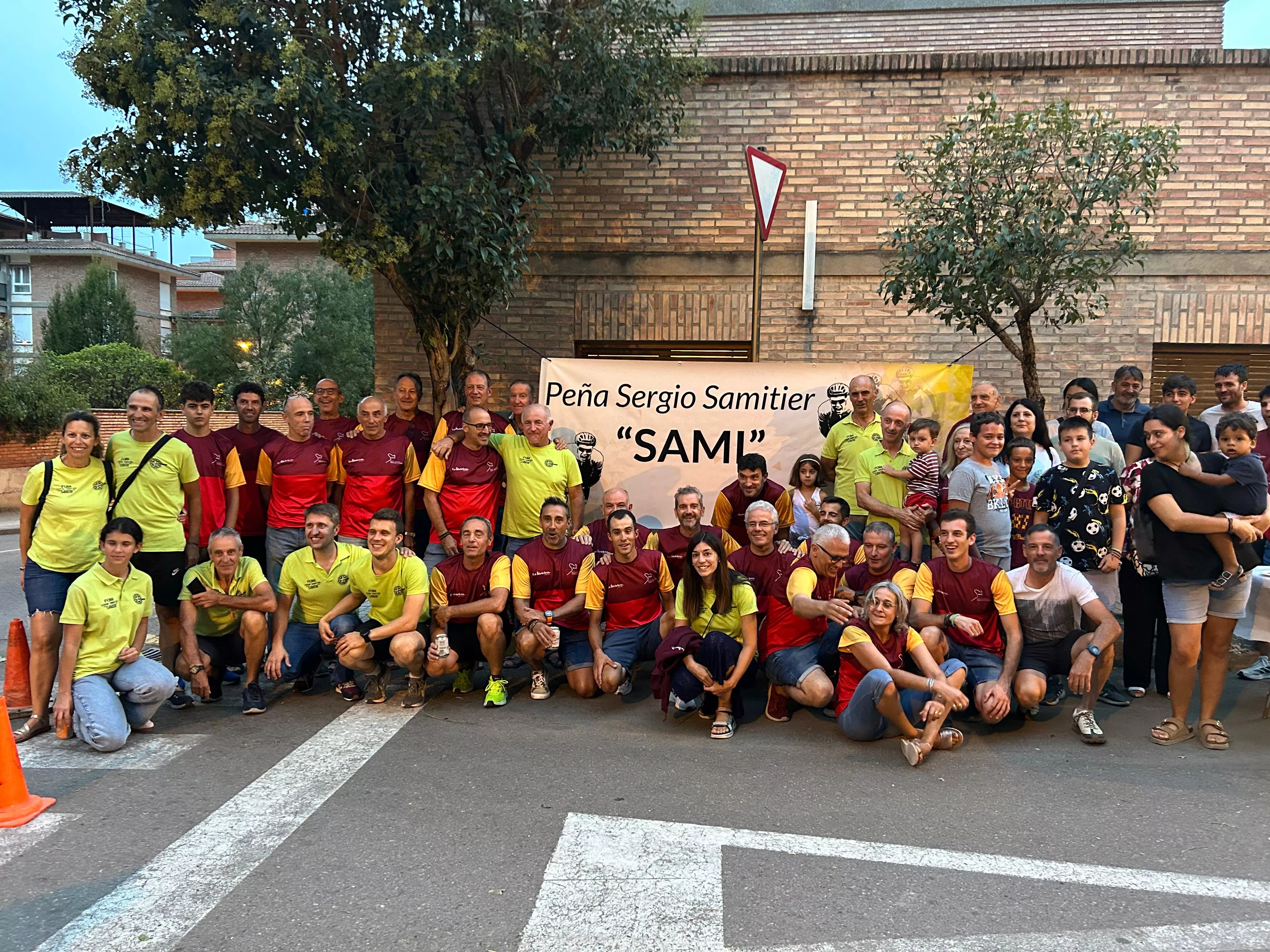 Samitier, junto a su Peña Sergio Samitier "Sami", este viernes. Foto: Alejandro Ballesteros