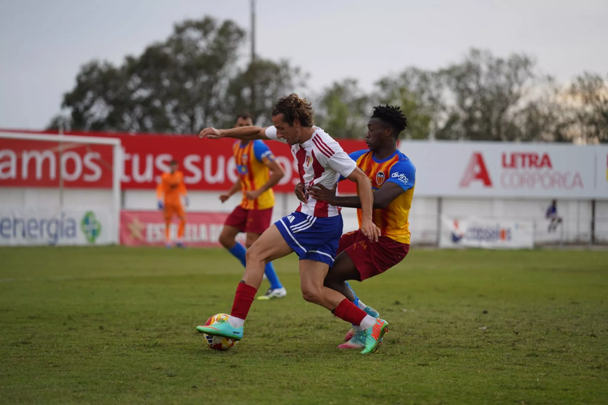 Rodrigo, jugador del Barbastro, conduce un balón ante Otorbi, del Valencia Mestalla. Foto: @fotomaniafut Dani Vidal