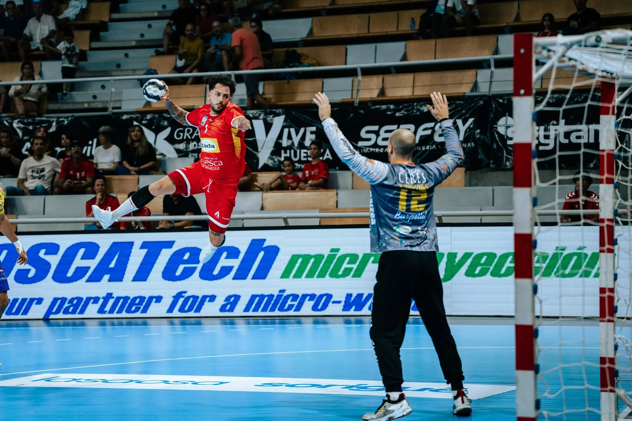 Daniel Pérez lanza ante Guitart en el partido ante Villa de Aranda. Foto: Bada Huesca