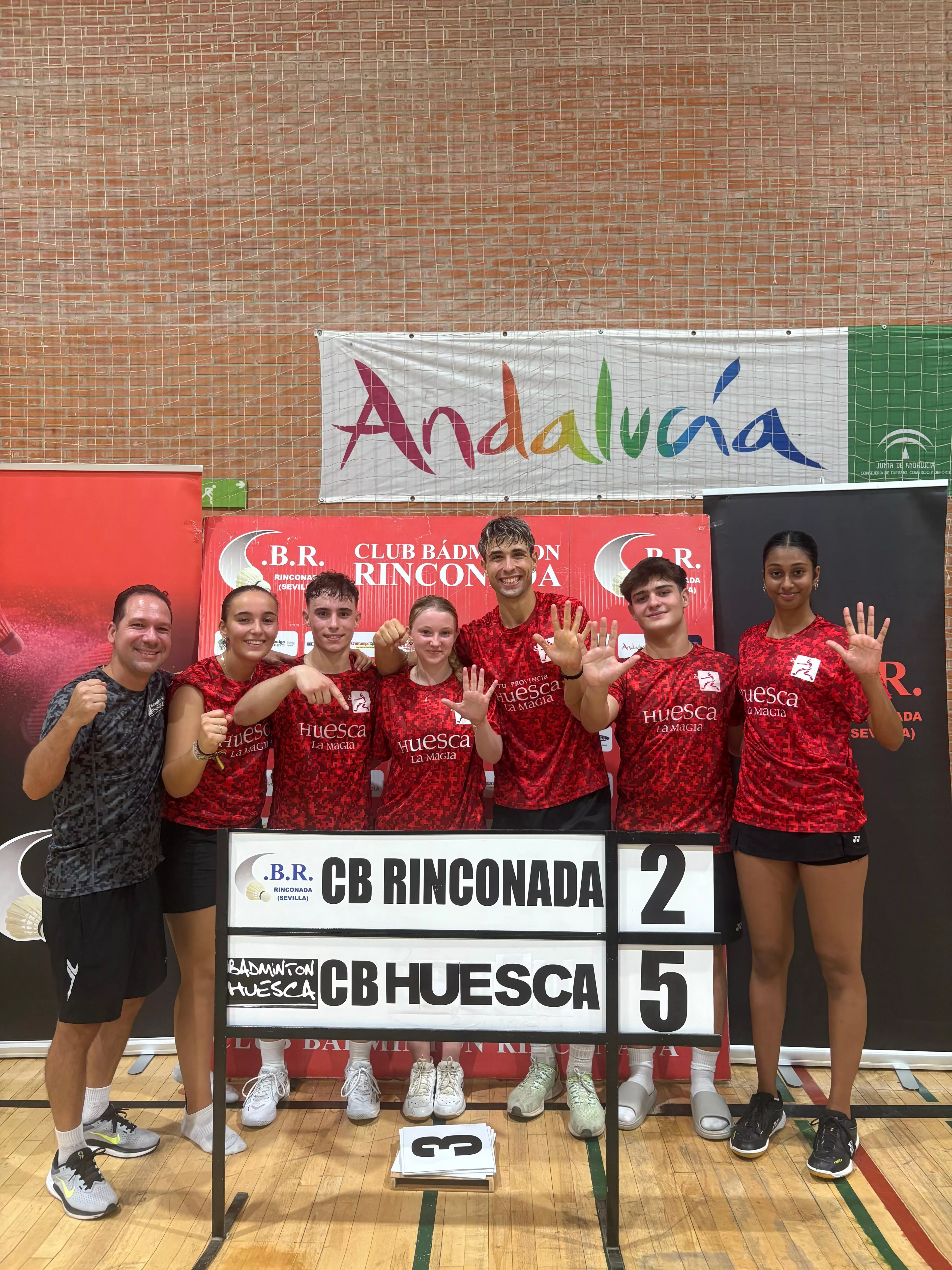 Jugadores y entrenador del Huesca La Magia, felices con la victoria.