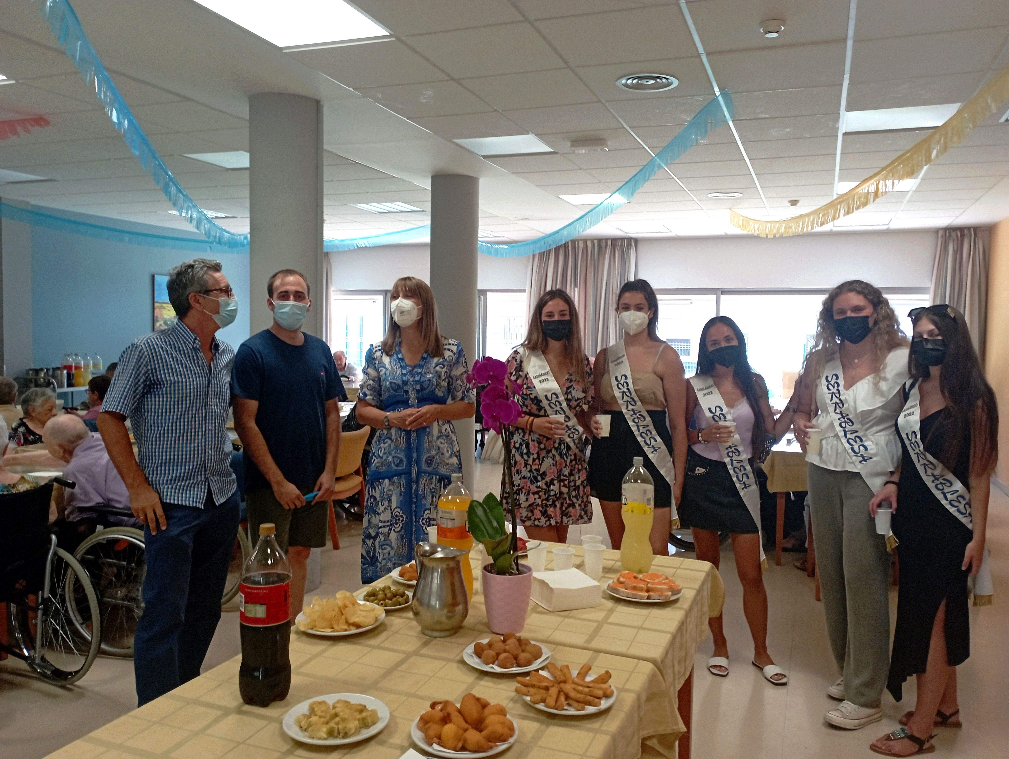 Berta Fernández visita la residencia de personas mayores Alto Gállego de Sabiñánigo.