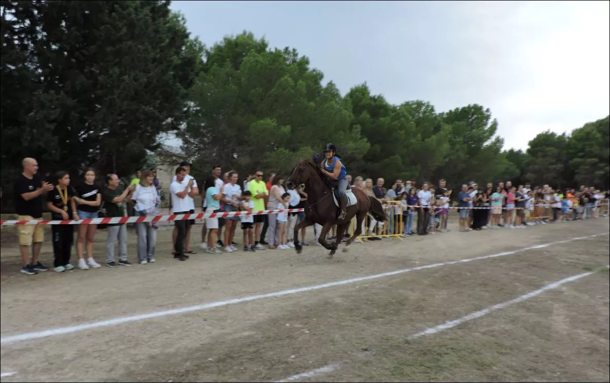Laura Calabria con su caballo Agadir